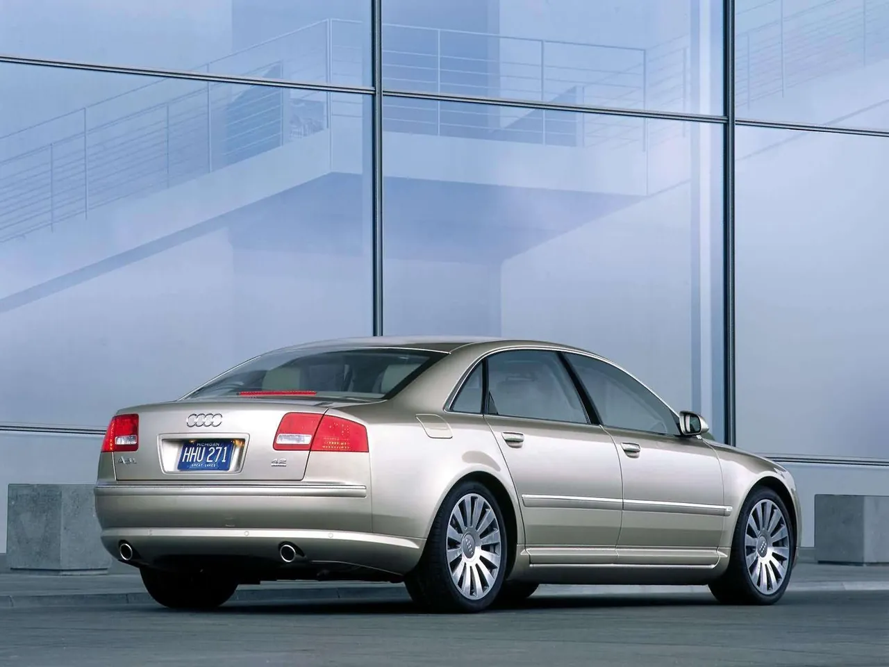 Audi A8 L 4.2 quattro (2003) – zadní tříčtvrteční pohled