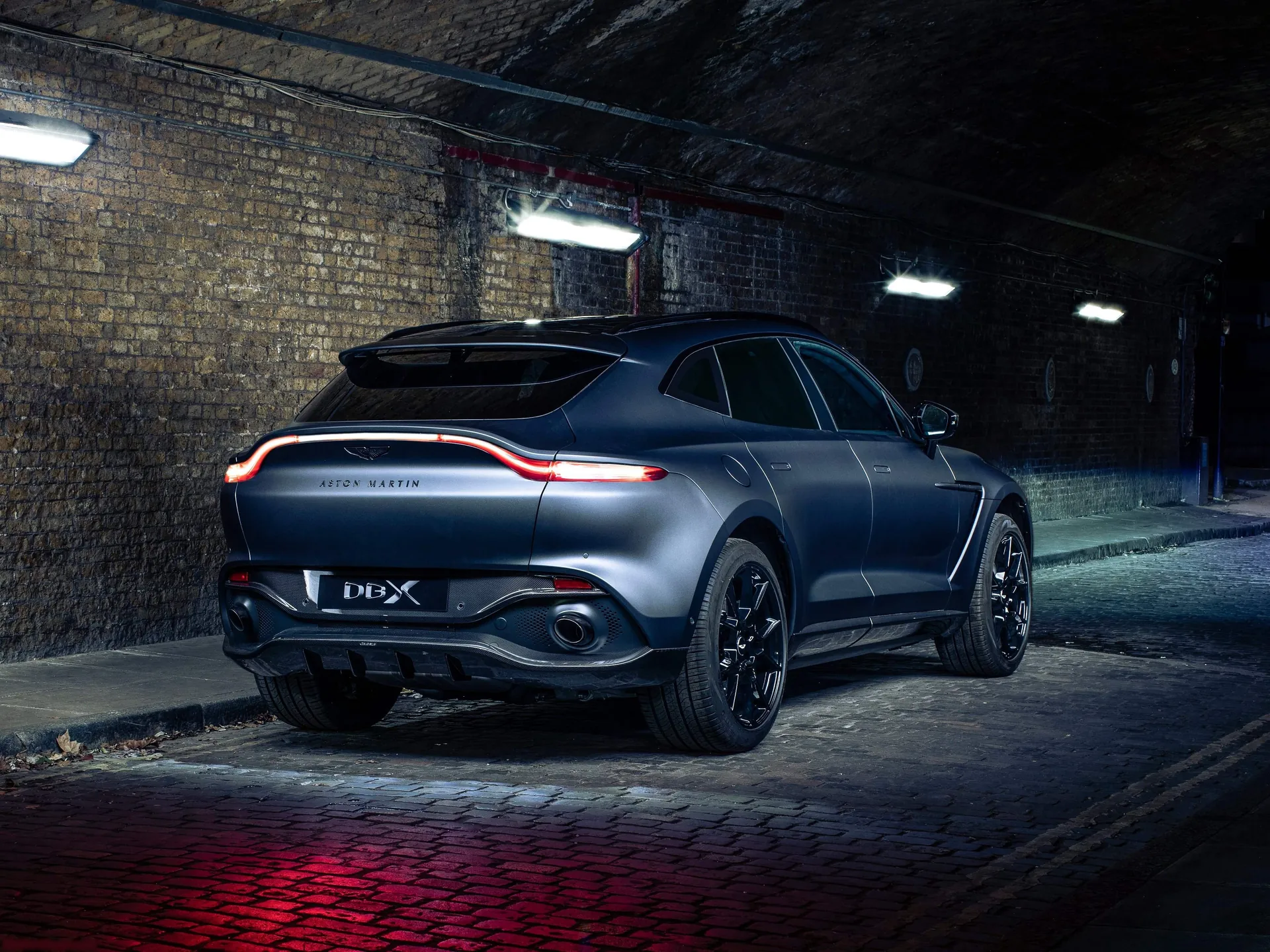 Aston Martin DBX by Q (2021) – zadní tříčtvrteční pohled