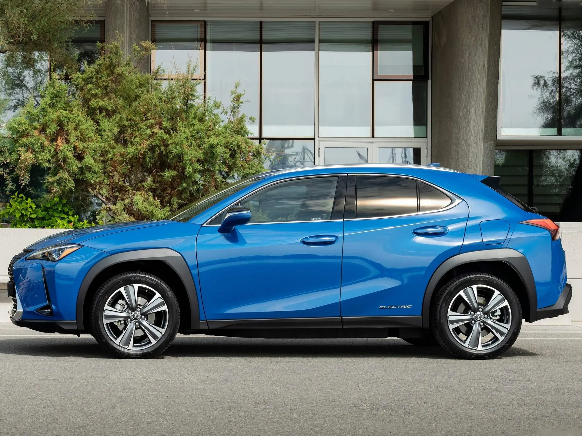 Lexus UX 300e (2021) – boční profil
