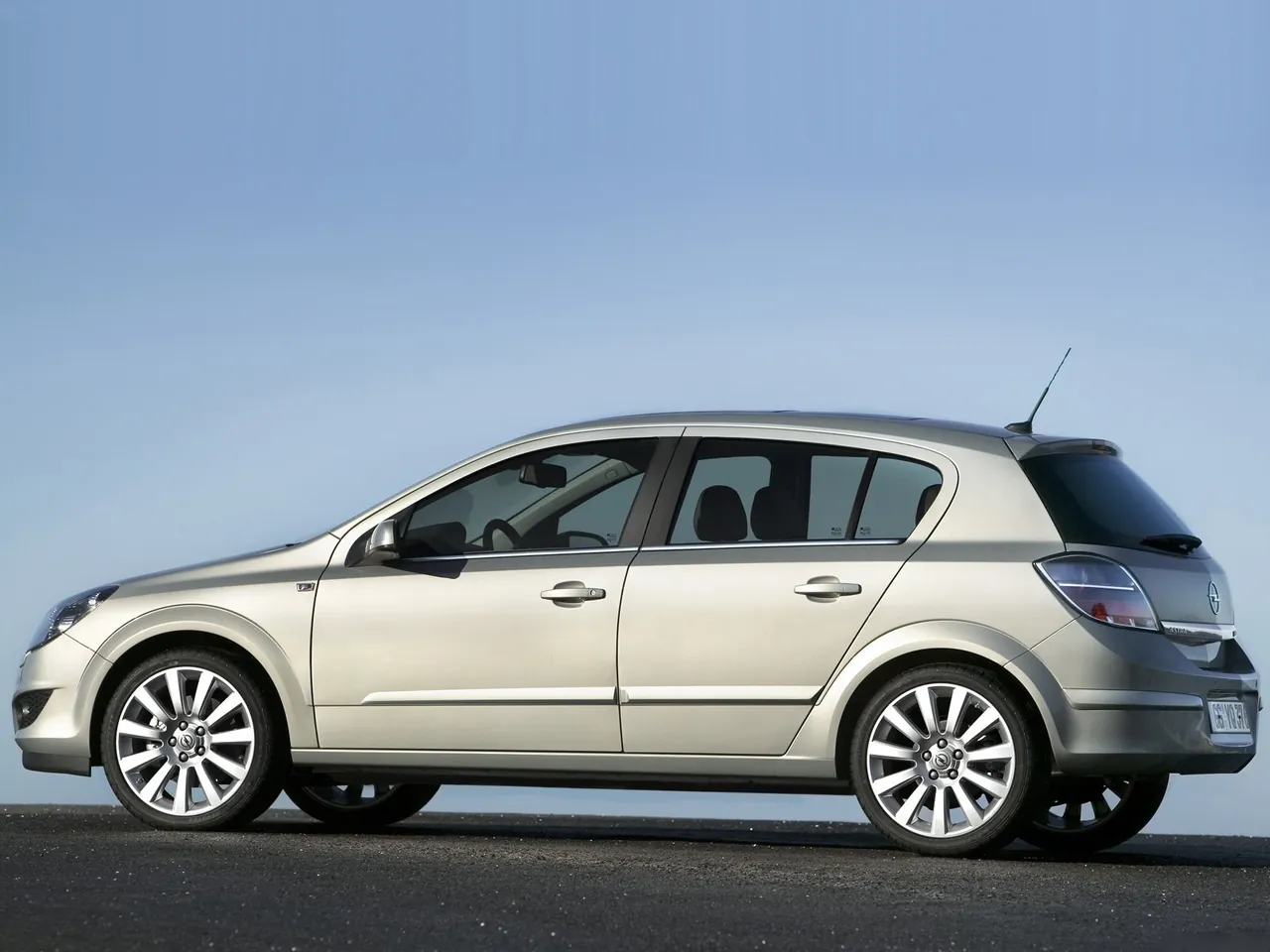 Opel Astra (2007) – zadní pohled