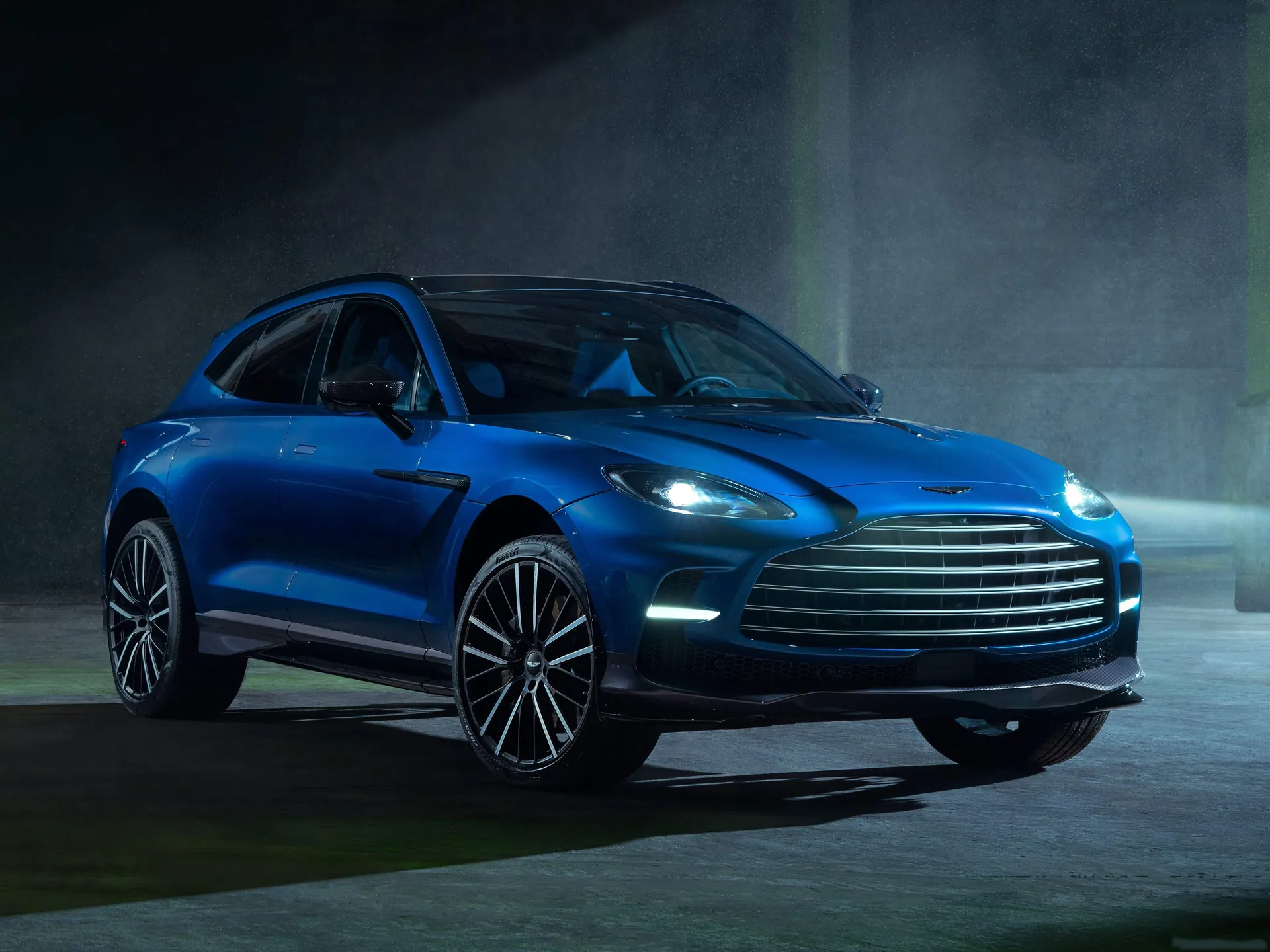 Aston Martin DBX707 (2023) - Front Three-Quarter
