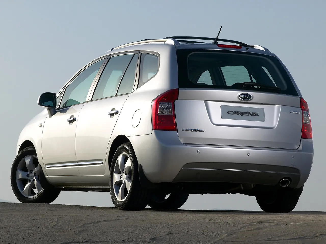 Kia Carens (2007) – zadní tříčtvrteční pohled