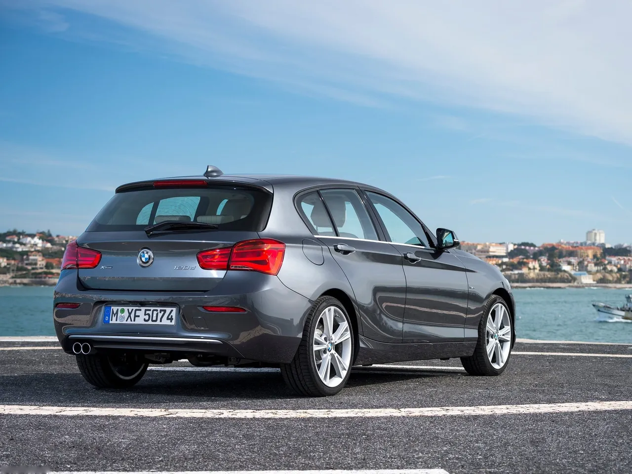 BMW 1-Series Urban Line (2016) – zadní tříčtvrteční pohled
