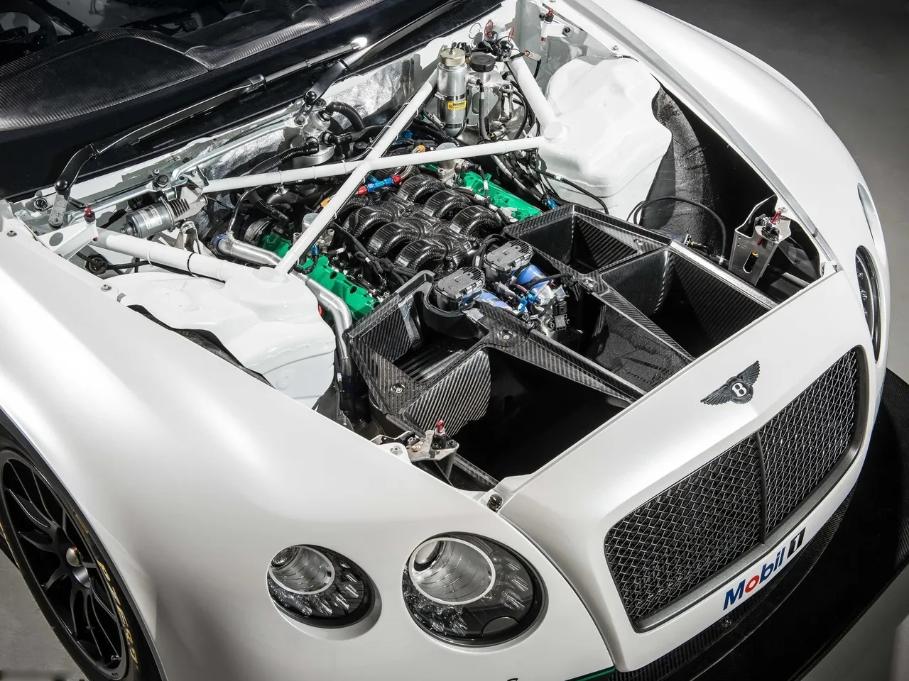 Bentley Continental GT3 Racecar (2014) – motorový prostor