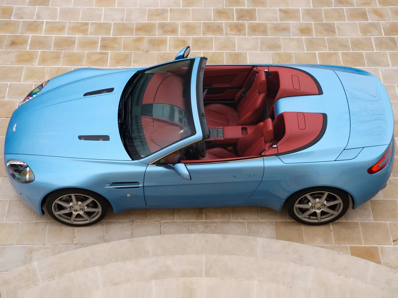Aston Martin V8 Vantage Roadster (2007) – boční profil