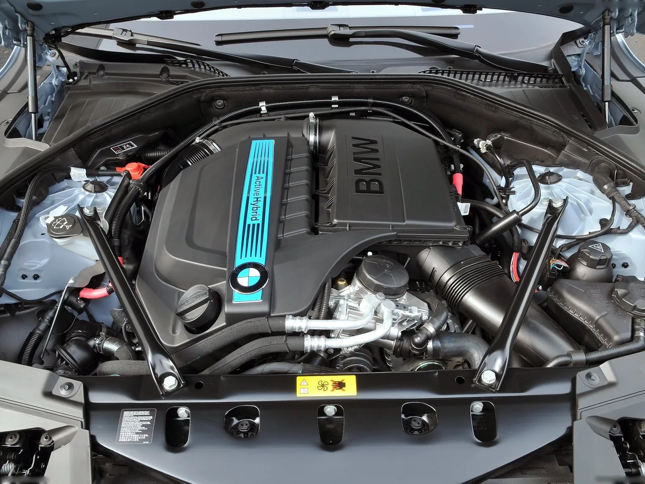 BMW 7 ActiveHybrid (2013) – motorový prostor