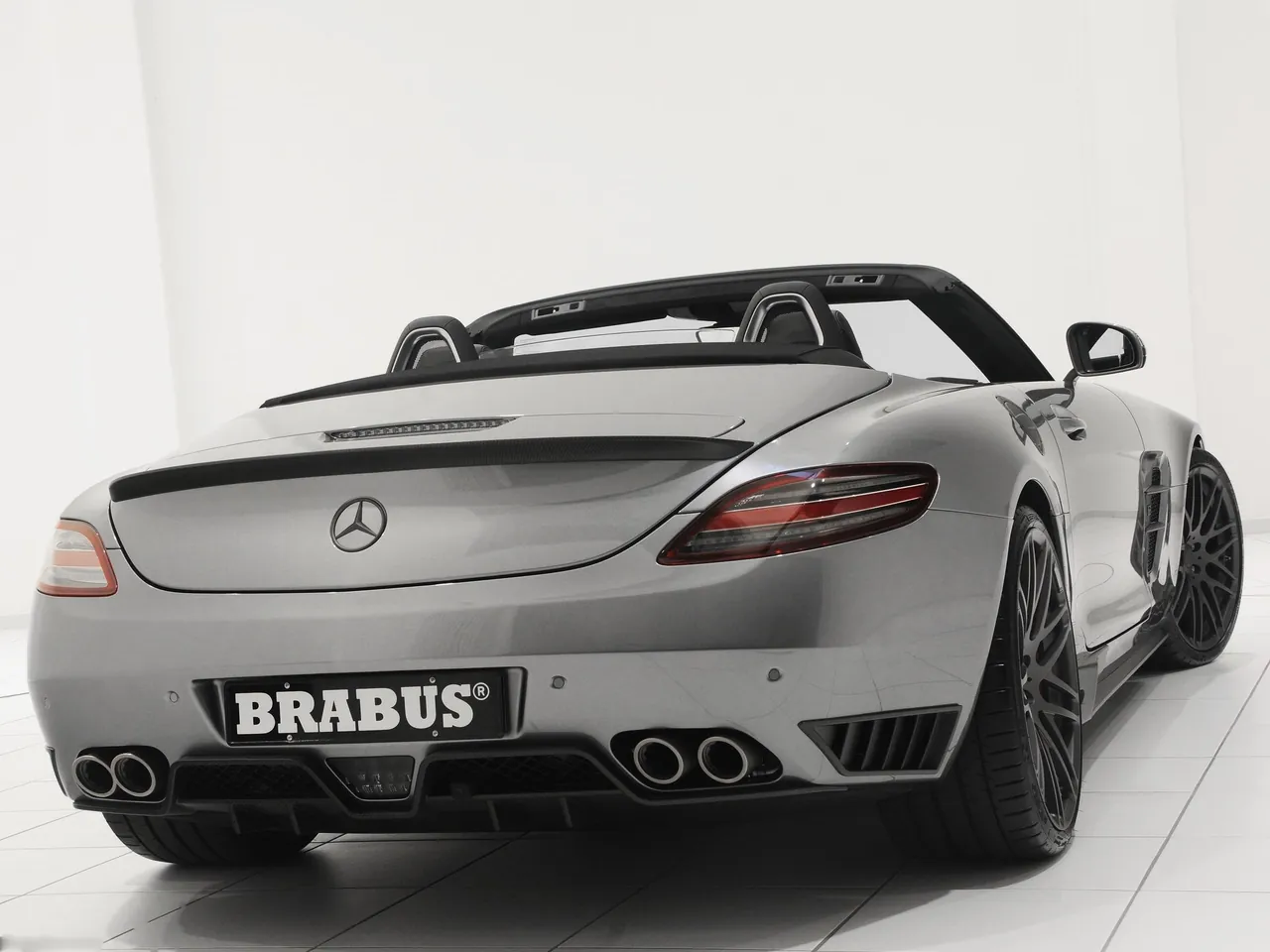 Brabus Mercedes-Benz SLS AMG Roadster (2012) – zadní tříčtvrteční pohled