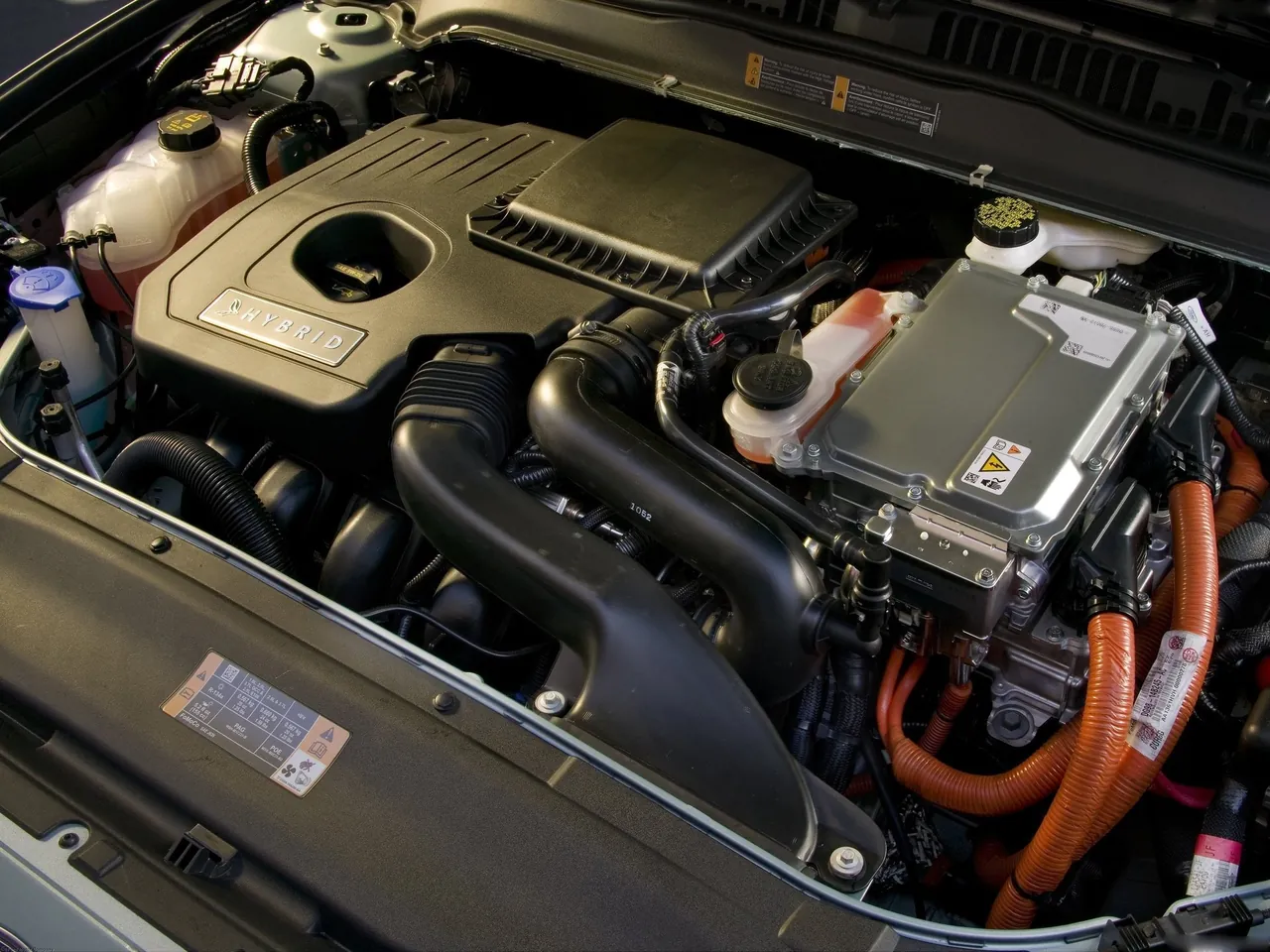Ford Fusion Hybrid (2013) - Engine Bay