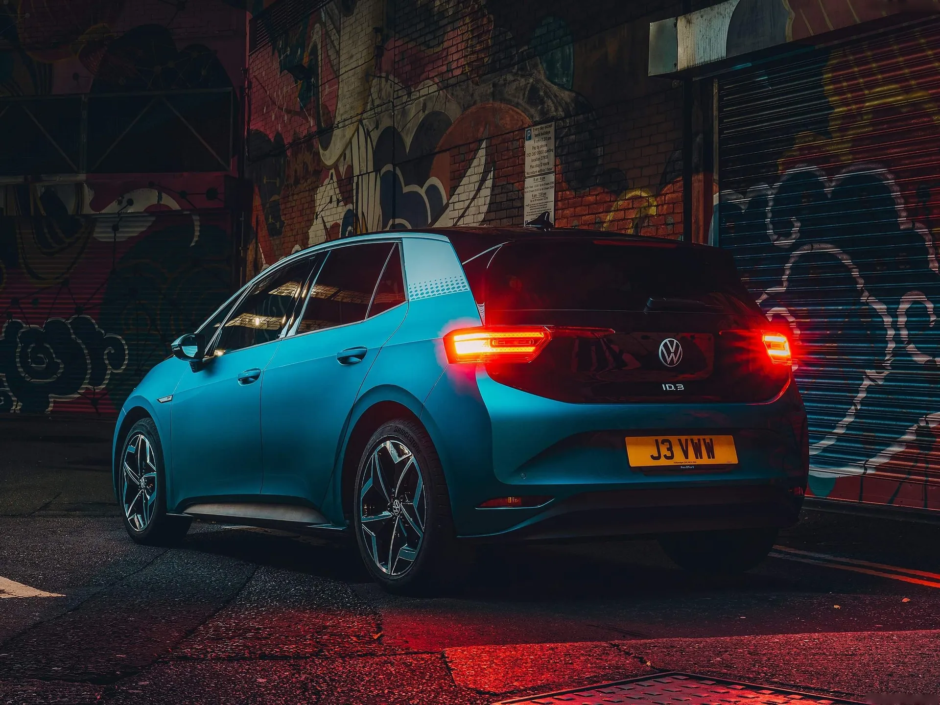 Volkswagen ID.3 1st Edition [UK] (2020) – zadní tříčtvrteční pohled