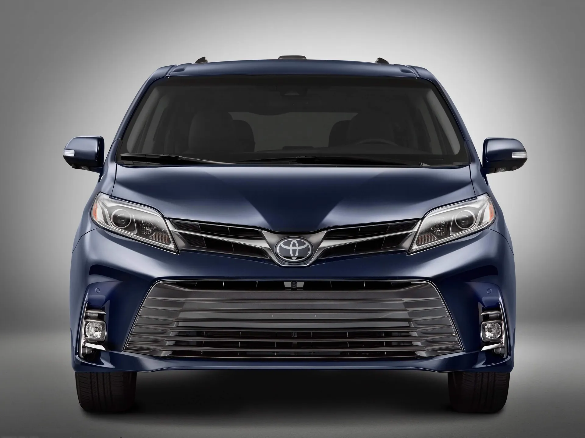 Toyota Sienna (2018) - Front