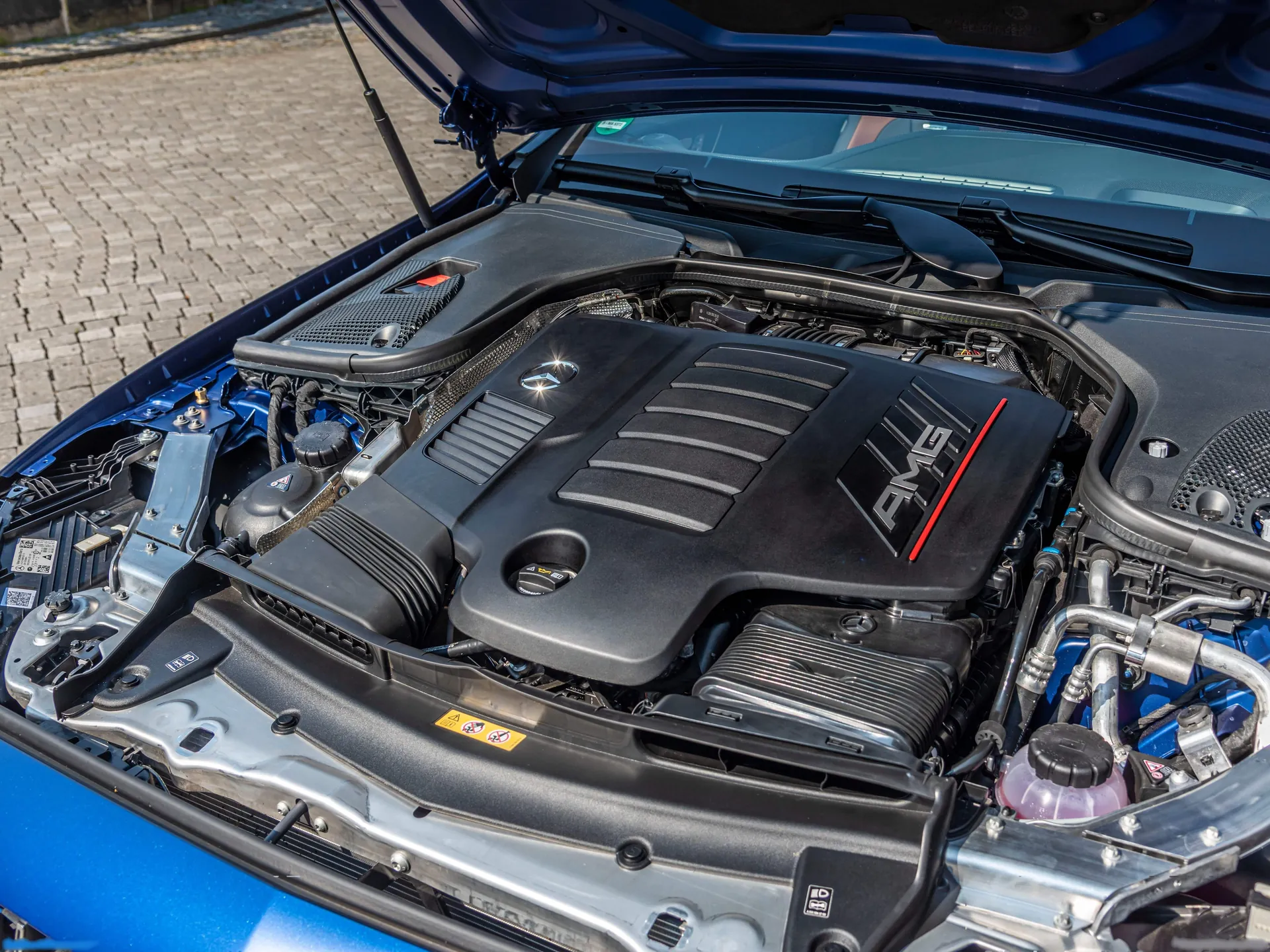 Mercedes-Benz E53 AMG Cabriolet (2021) – motorový prostor