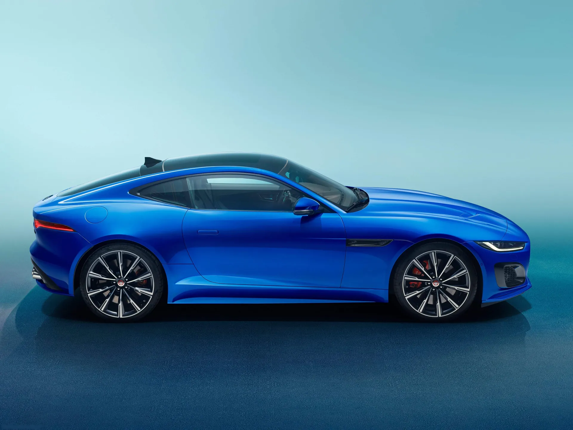 Jaguar F-Type (2021) – boční profil