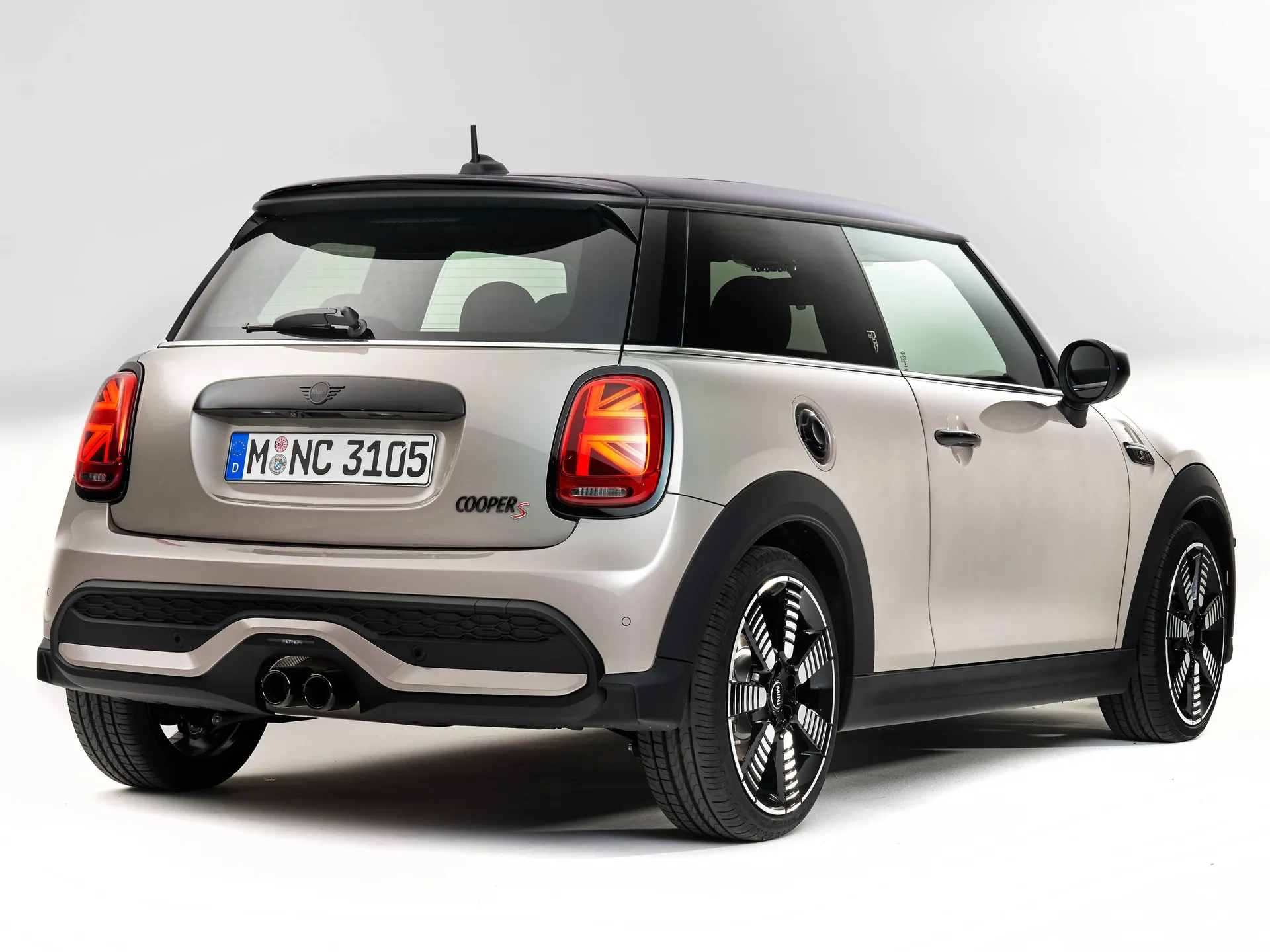 Mini Cooper S 3-door (2022) – zadní tříčtvrteční pohled