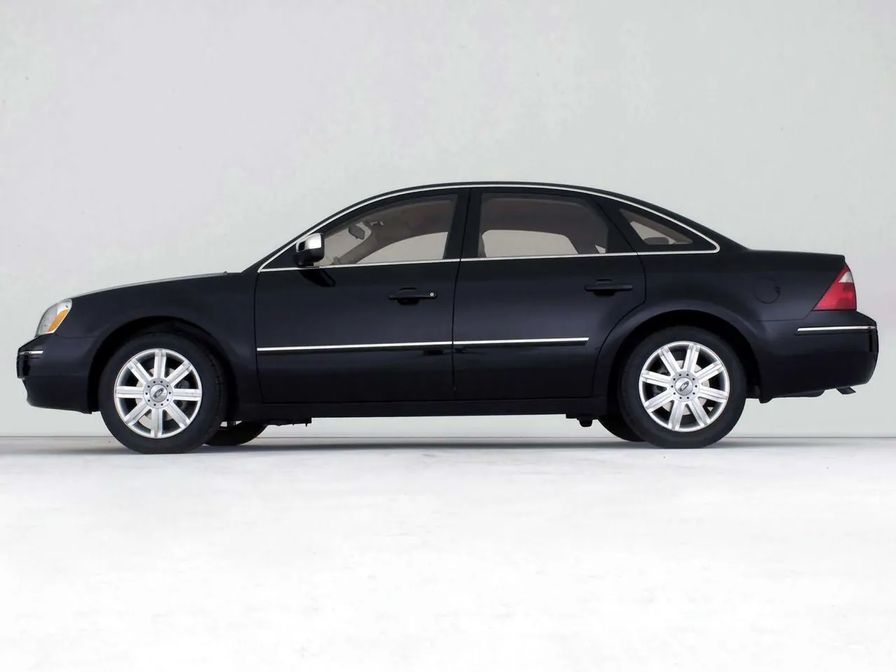 Ford Five Hundred Limited (2005) – boční profil
