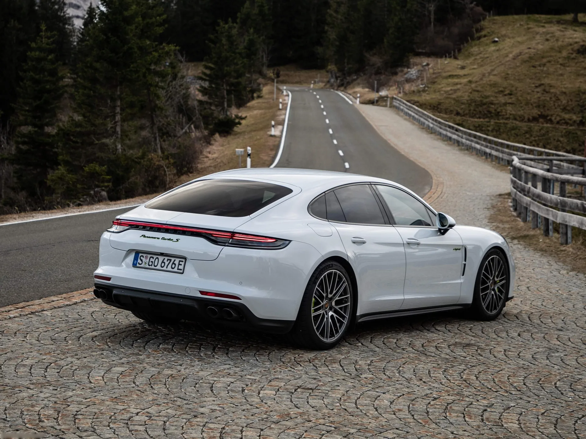 Porsche Panamera Turbo S E-Hybrid (2021) - Rear Three-Quarter