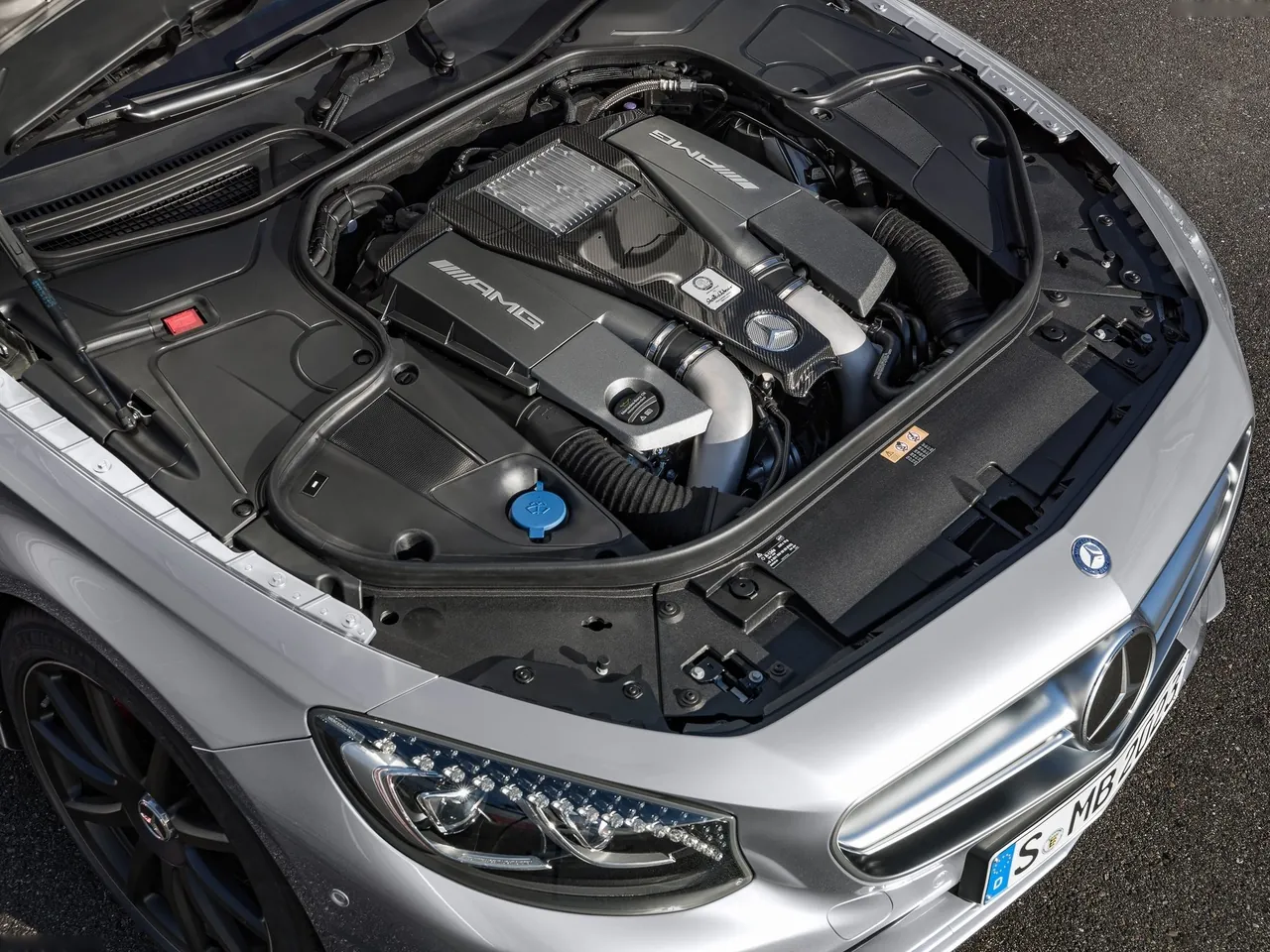 Mercedes-Benz S63 AMG 4Matic Cabriolet Edition 130 (2016) – motorový prostor