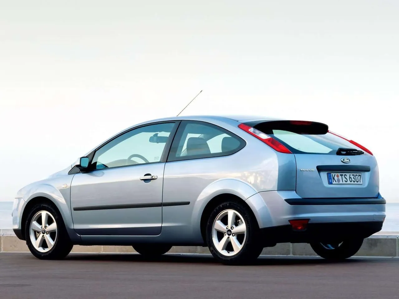Ford Focus 3door [EU] (2004) – zadní tříčtvrteční pohled
