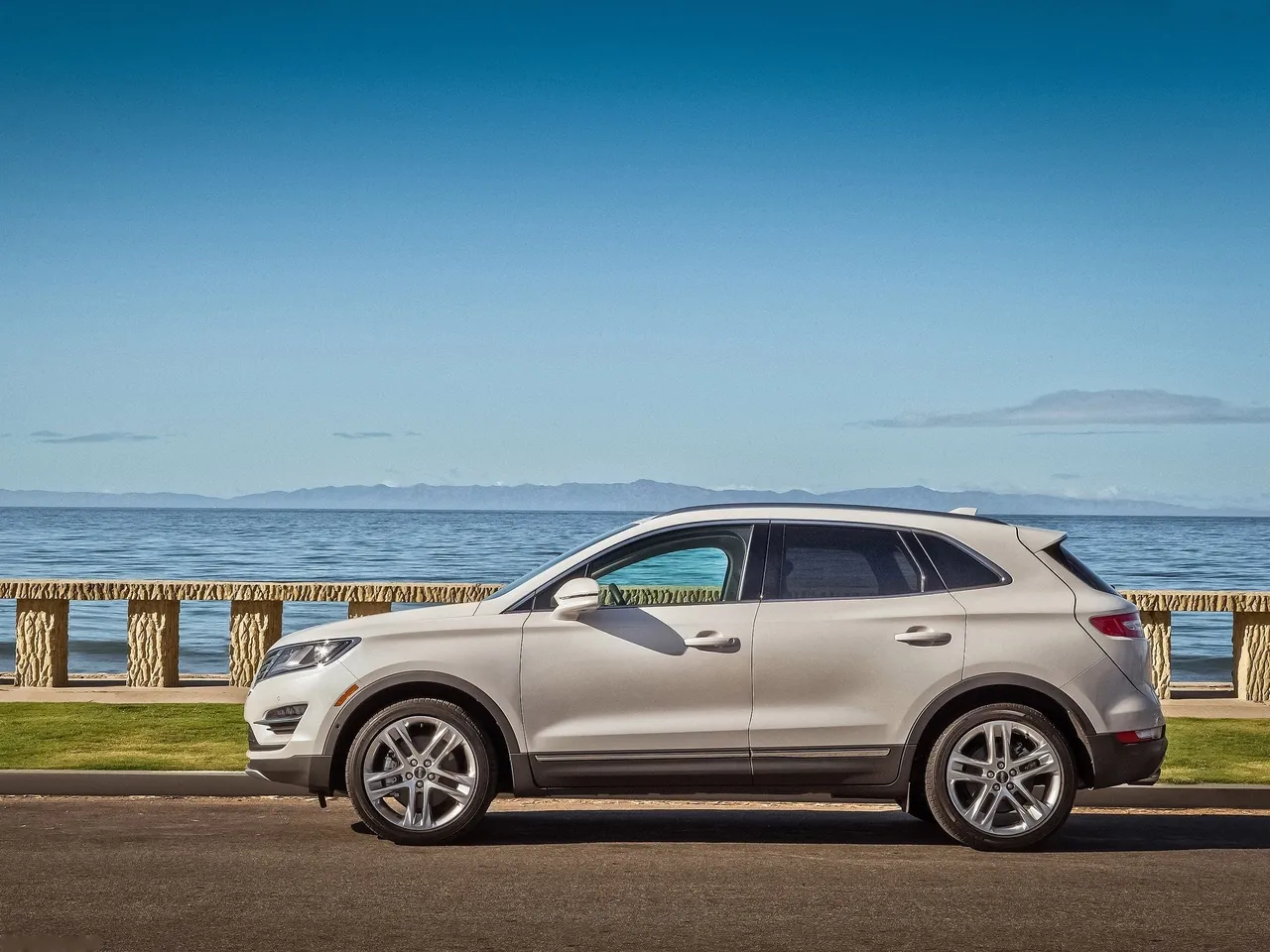 Lincoln MKC (2015) – boční profil