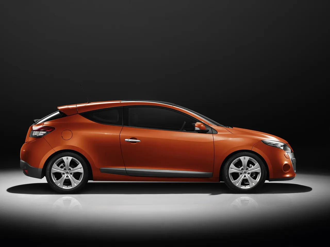 Renault Megane Coupe (2009) – boční profil