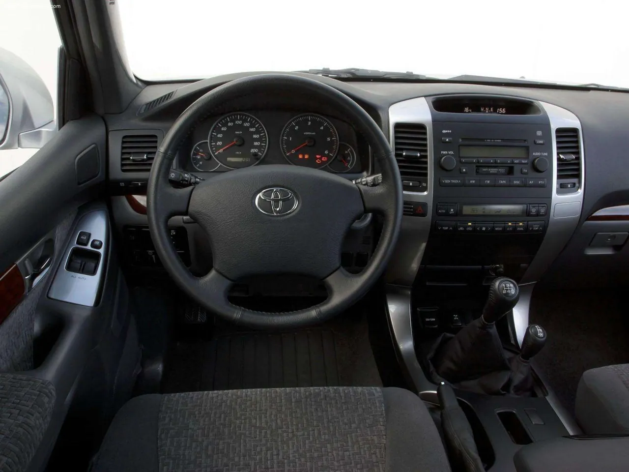 Toyota Land Cruiser 3d (2003) - Interior