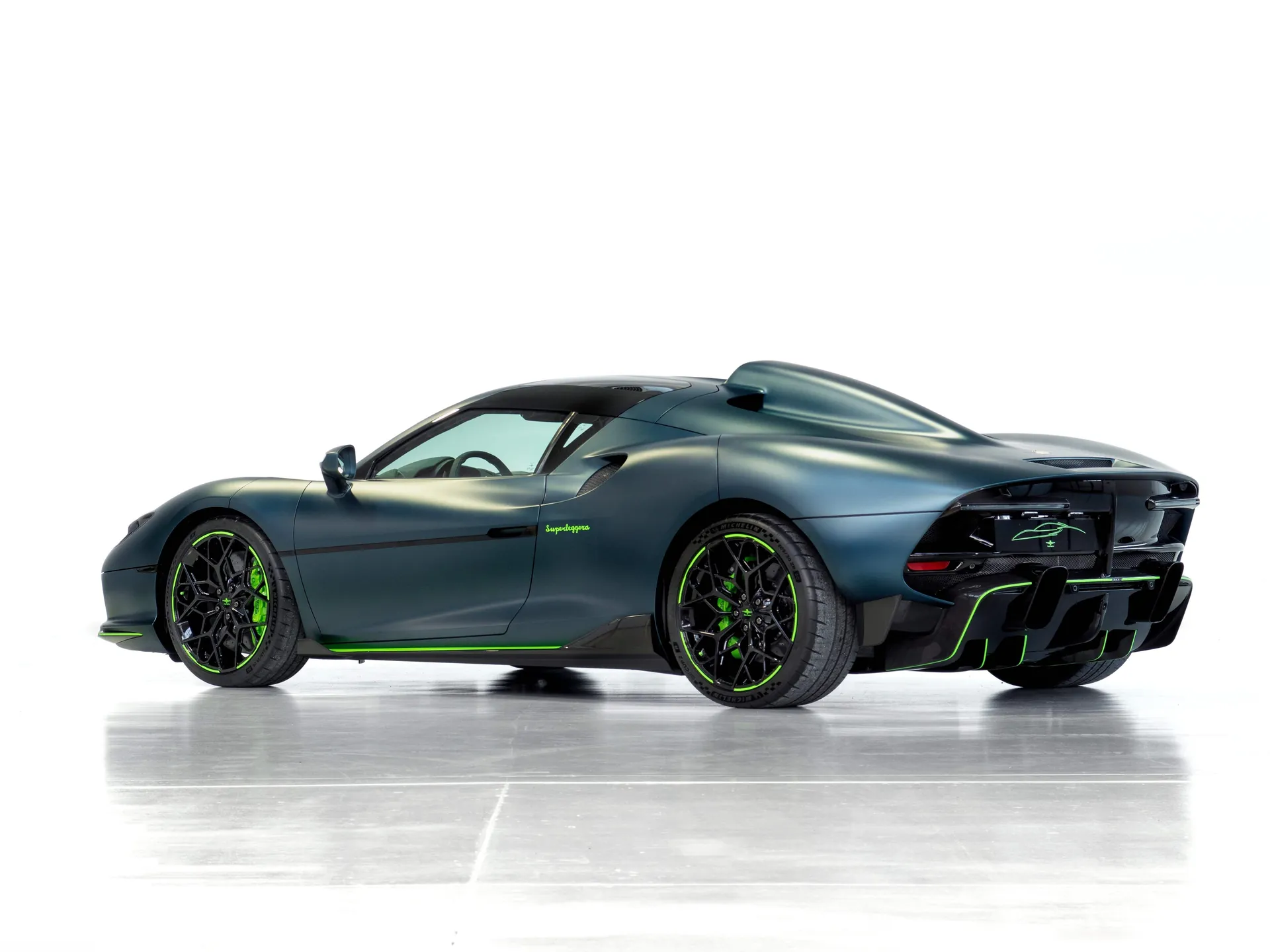 Touring Superleggera Arese RH95 Grigio Artico (2023) – zadní tříčtvrteční pohled