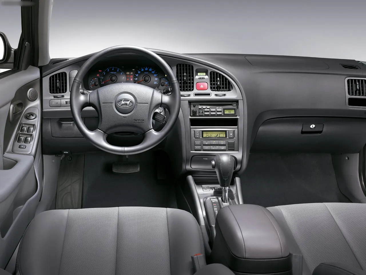 Hyundai Elantra (2004) – interiér