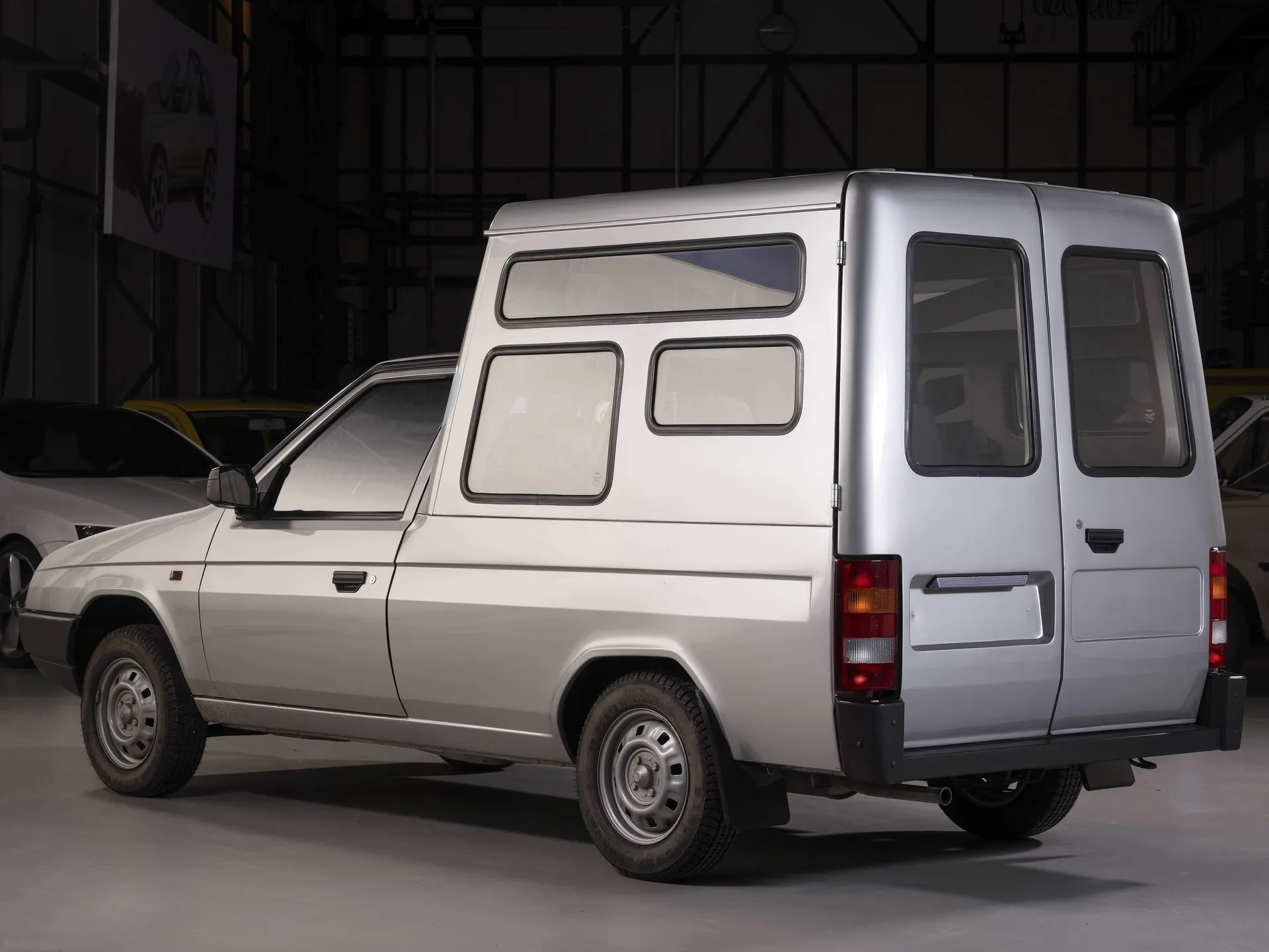 Skoda 784 COM Concept (1992) – zadní tříčtvrteční pohled