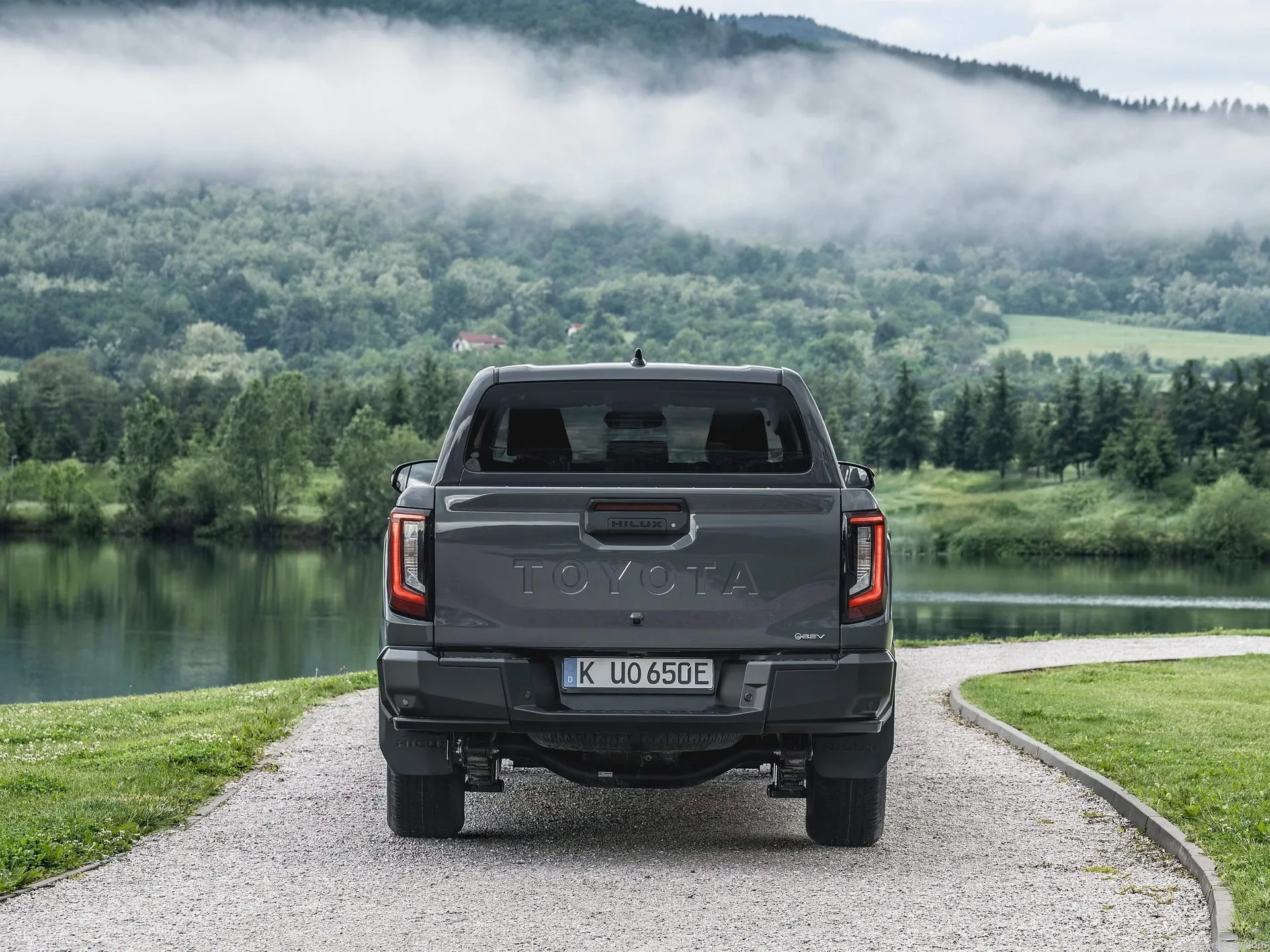 Toyota HiLux BEV (2026) – zezadu