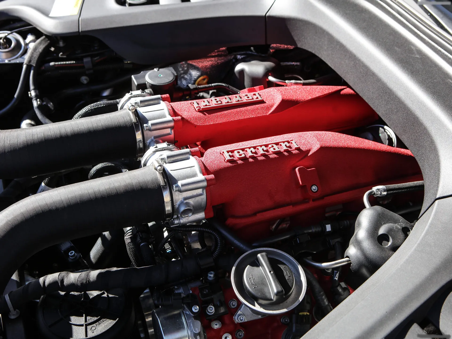 Ferrari GTC4 Lusso T (2017) - Engine Bay
