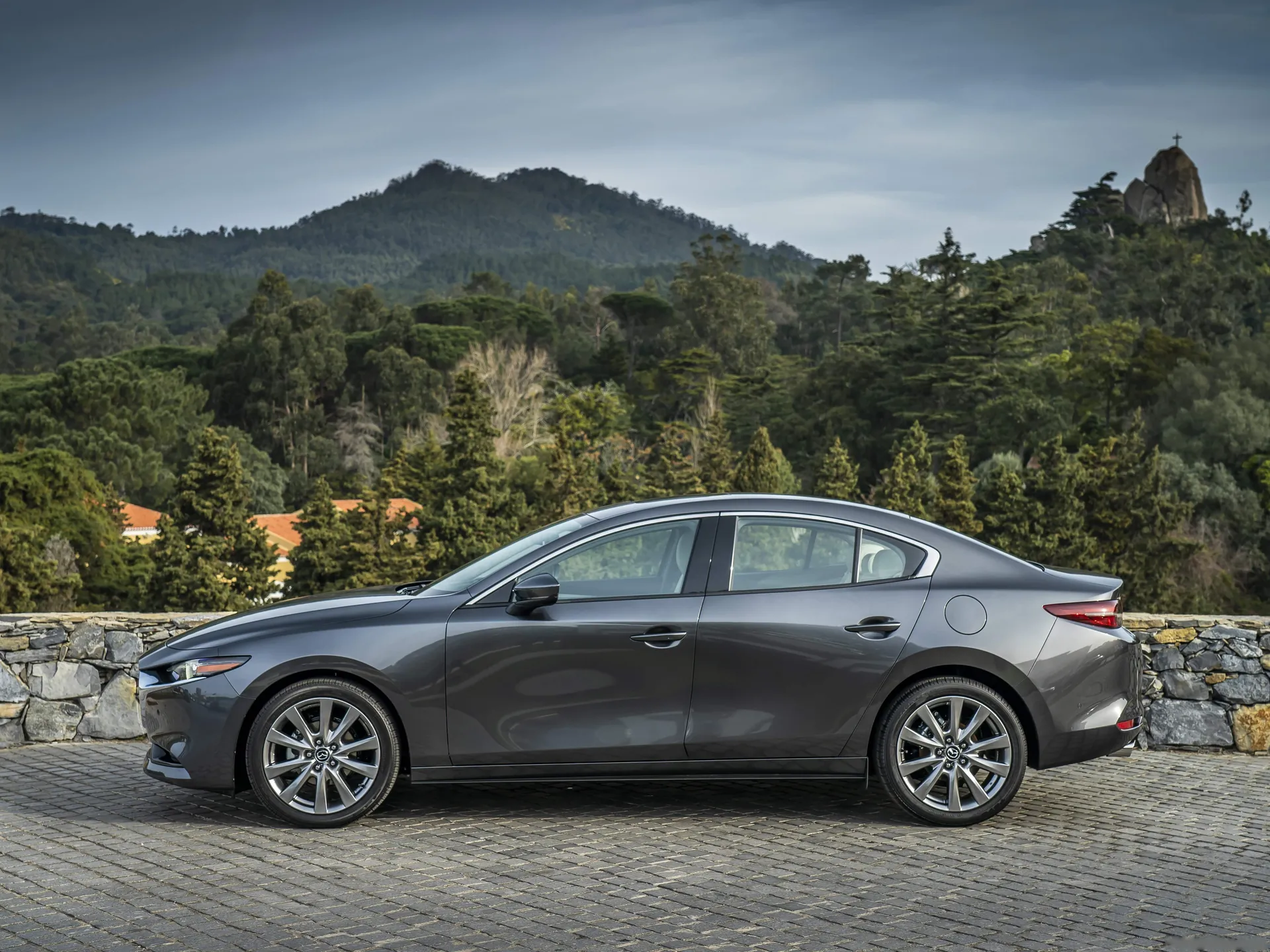 Mazda 3 Sedan (2019) – boční profil