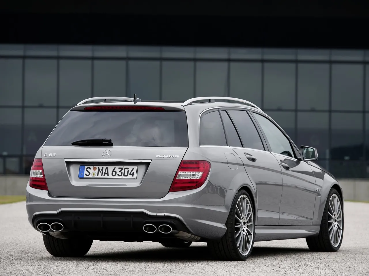 Mercedes-Benz C63 AMG Estate (2012) – zadní tříčtvrteční pohled