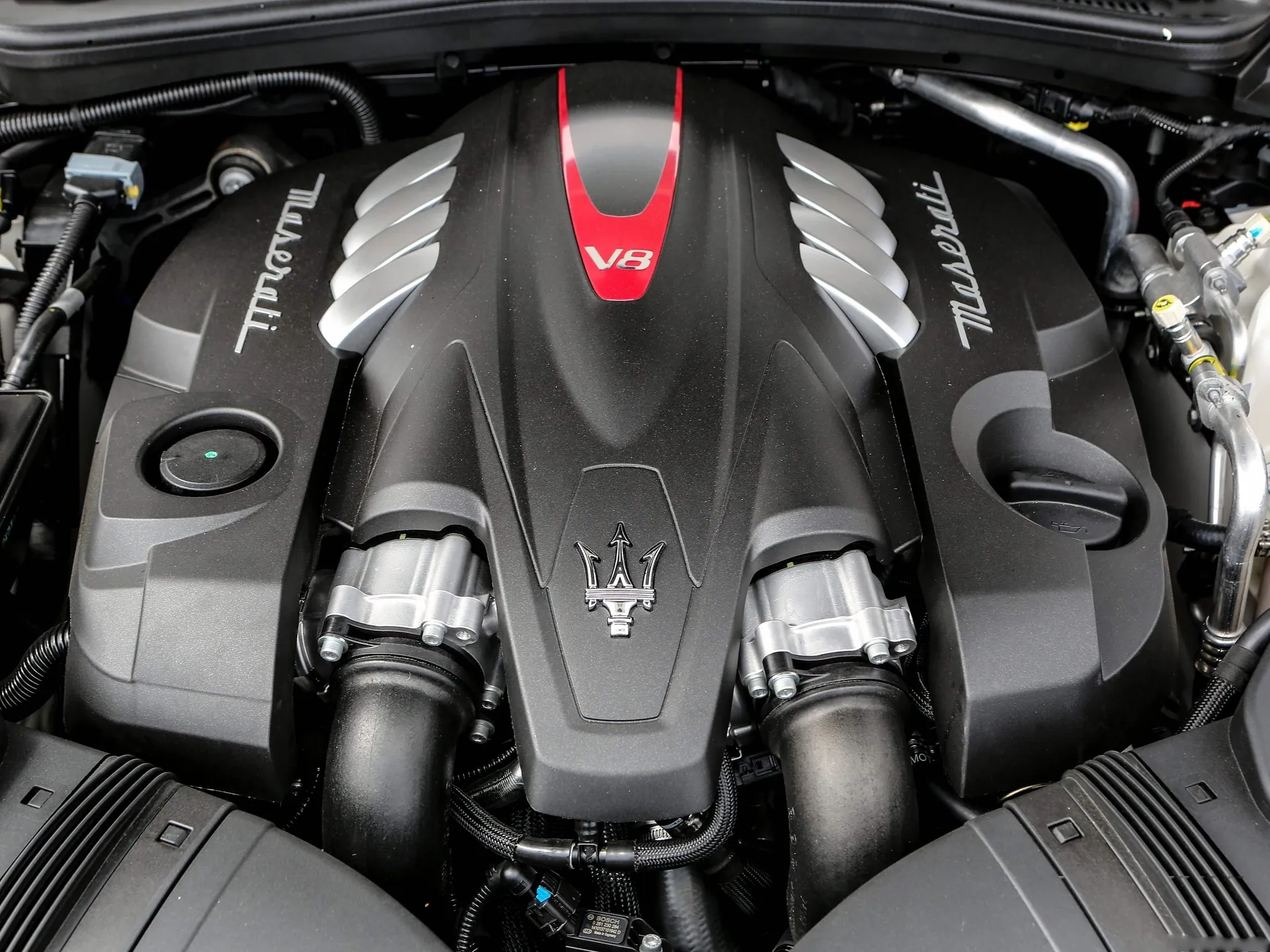 Maserati Quattroporte (2017) – motorový prostor
