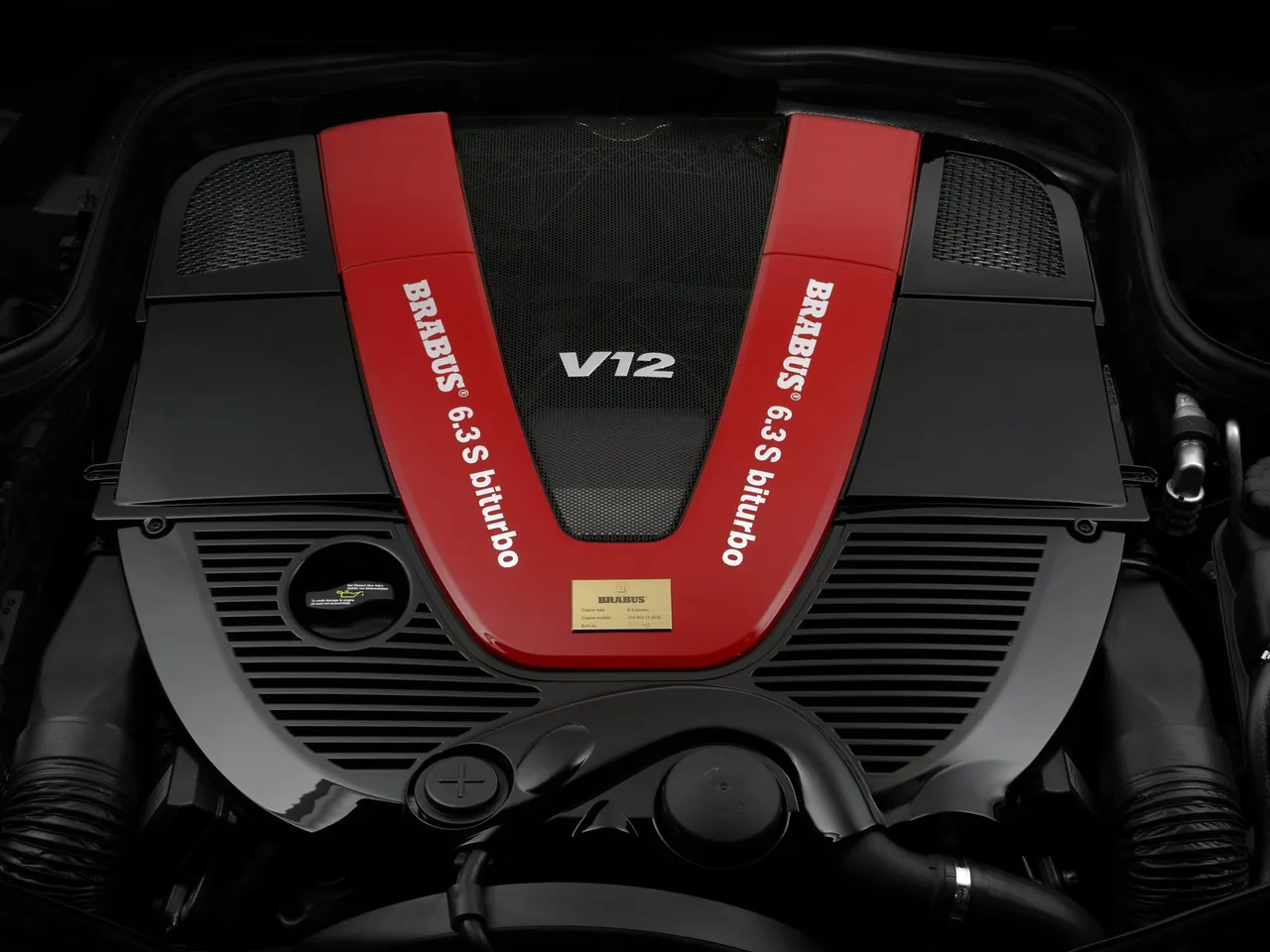 Brabus SV12 S Biturbo Coupe (2008) – motorový prostor