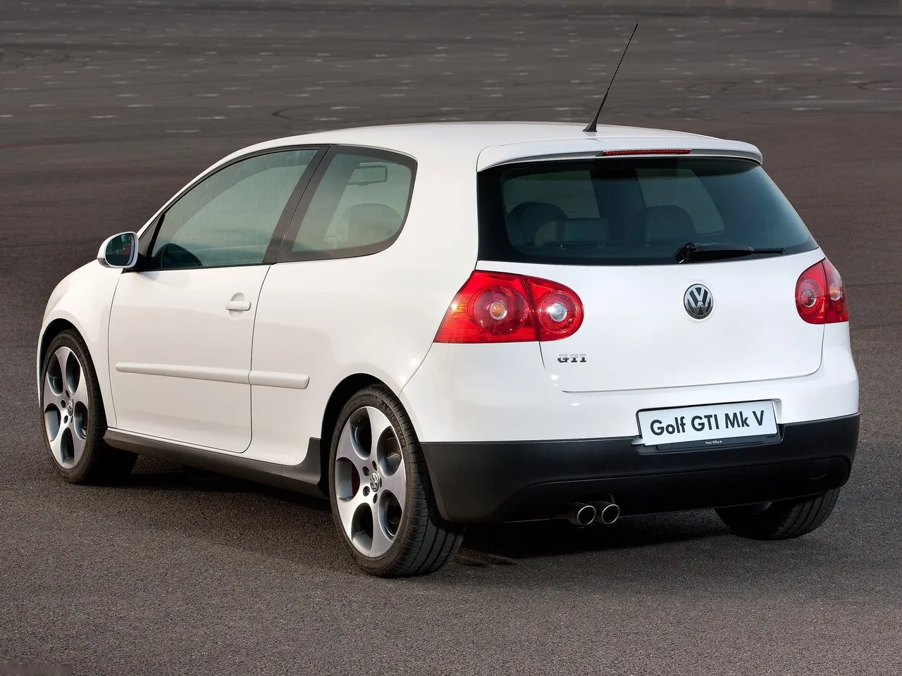 Volkswagen Golf GTI (2004) - Rear Three-Quarter