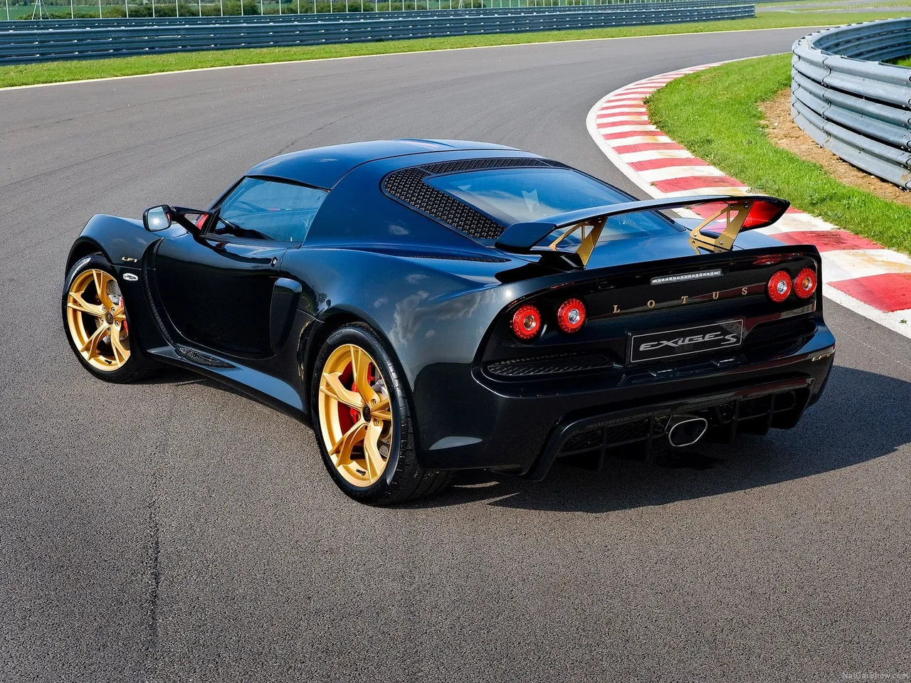 Lotus Exige LF1 (2014) – zadní tříčtvrteční pohled