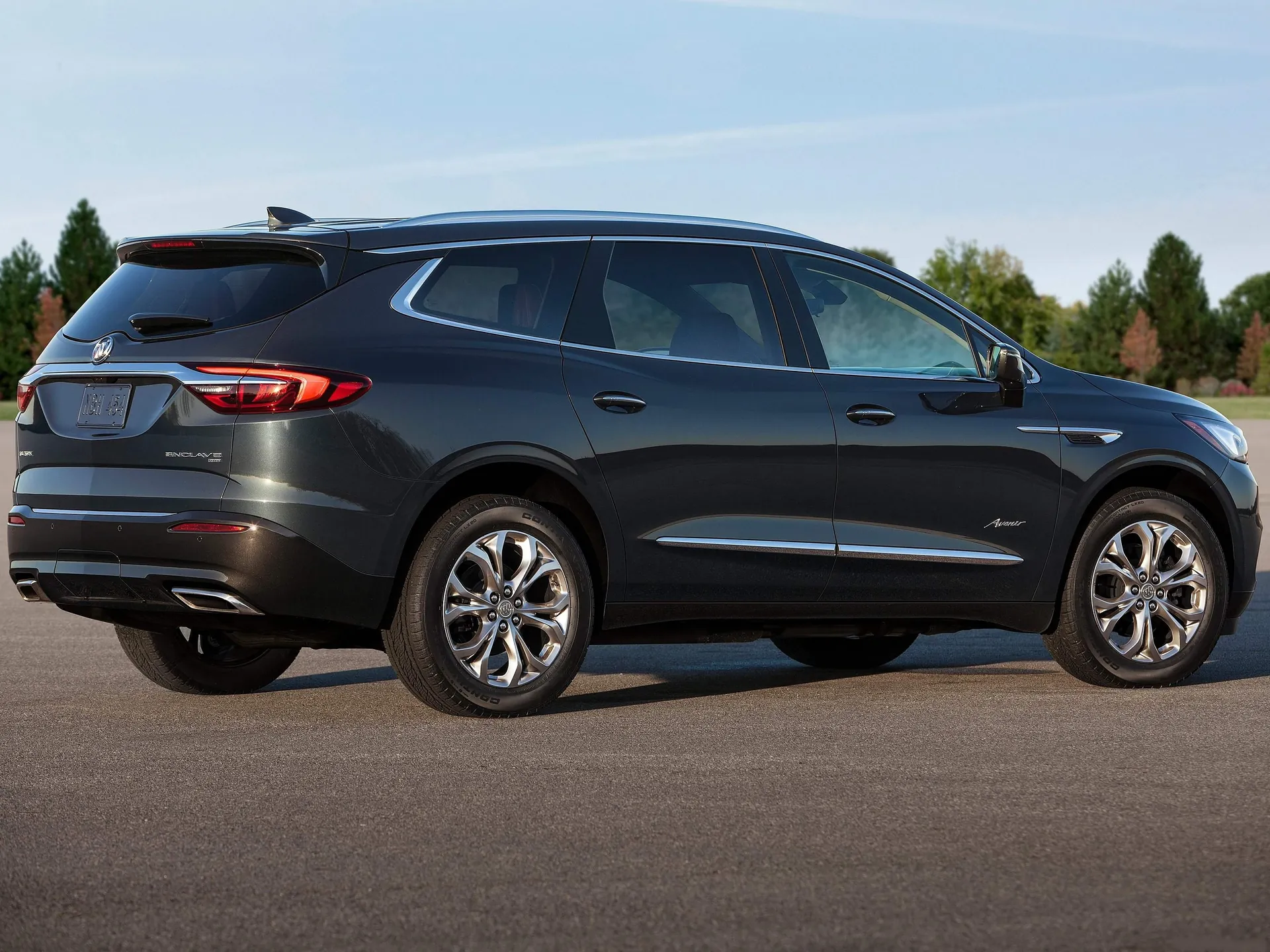 Buick Enclave Avenir (2018) – zadní tříčtvrteční pohled