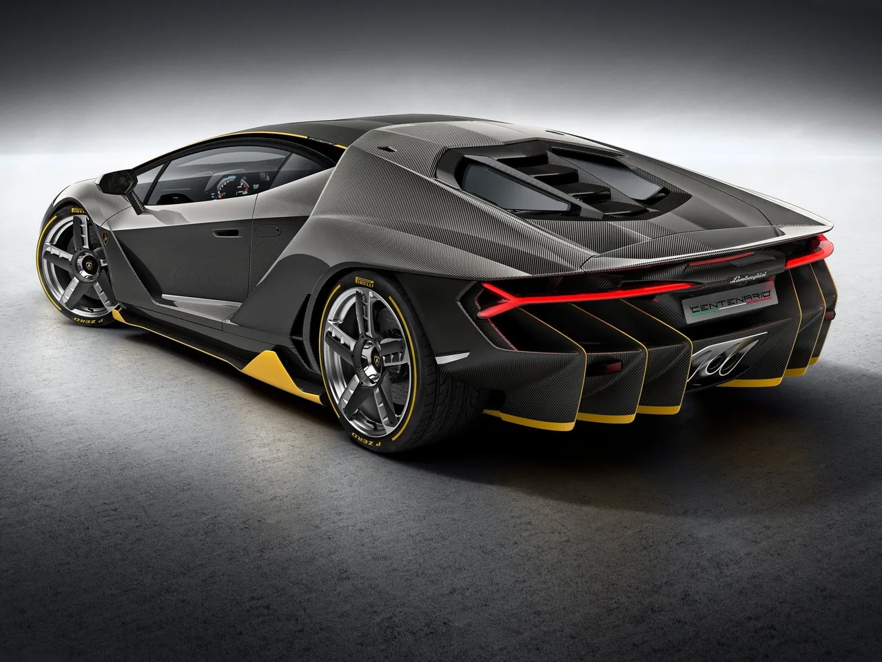 Lamborghini Centenario (2017) – zadní tříčtvrteční pohled