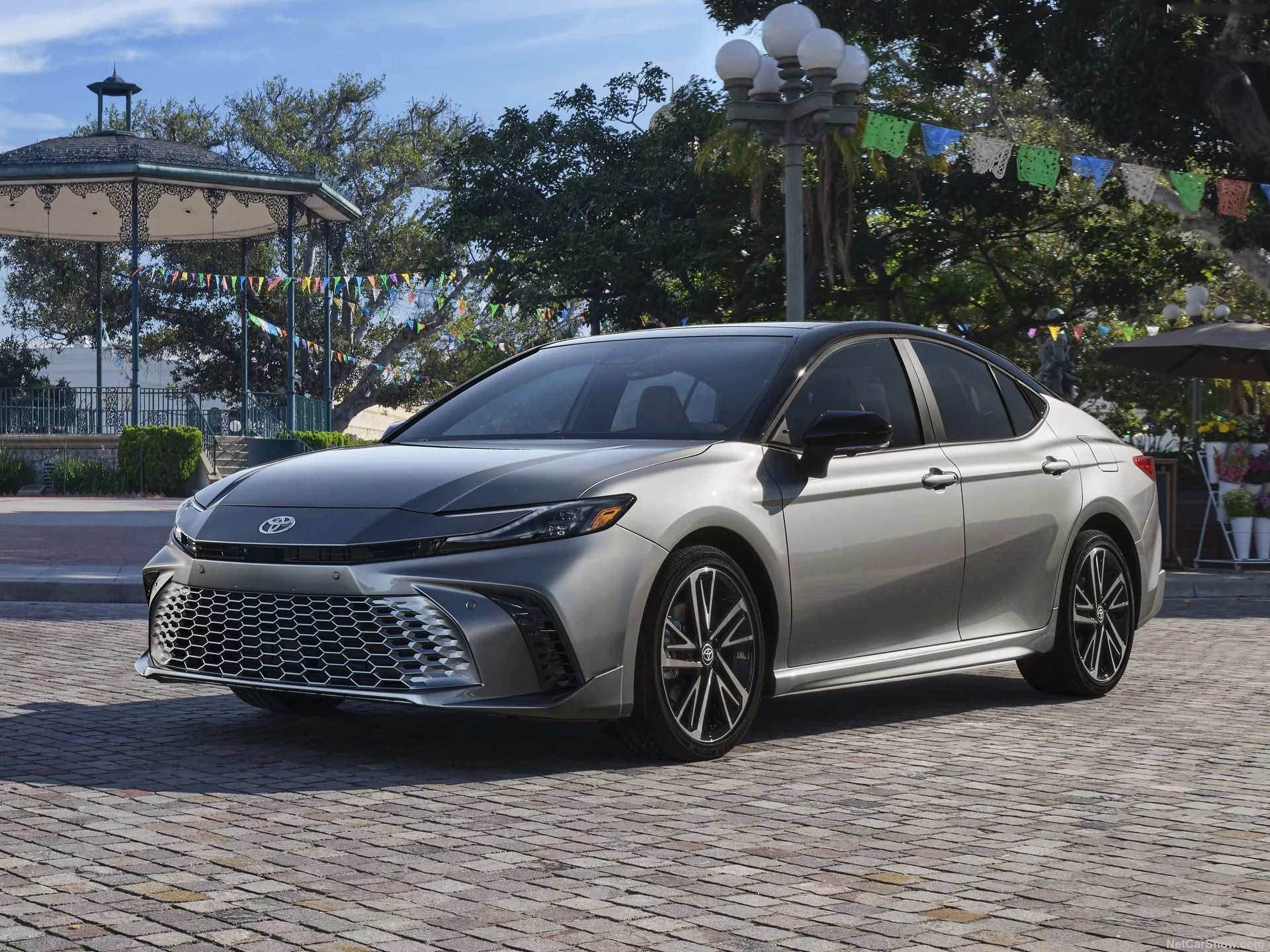 Toyota Camry Hybrid (2025)