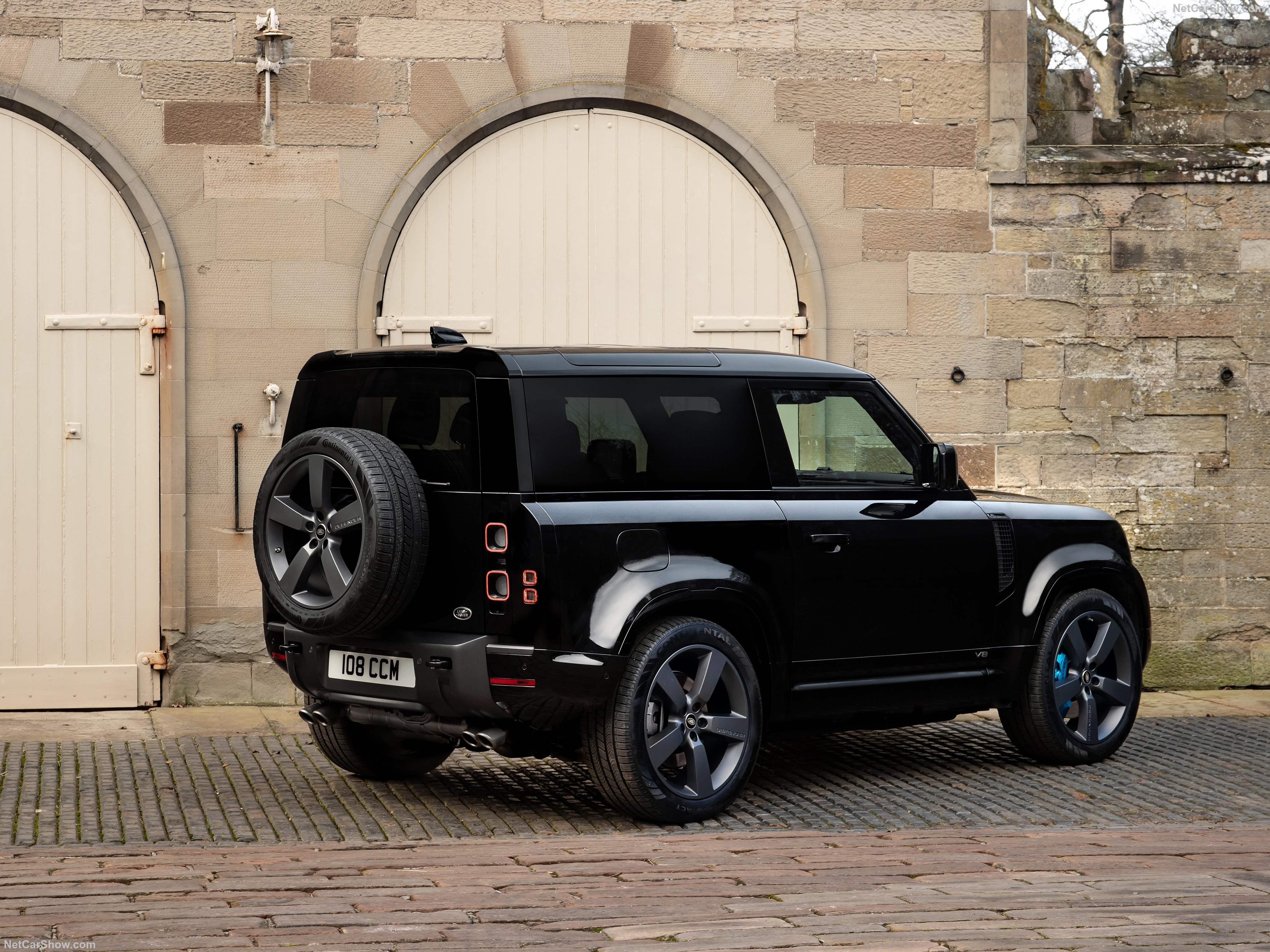 Land Rover Defender V8 90 (2022) – zadní tříčtvrteční pohled