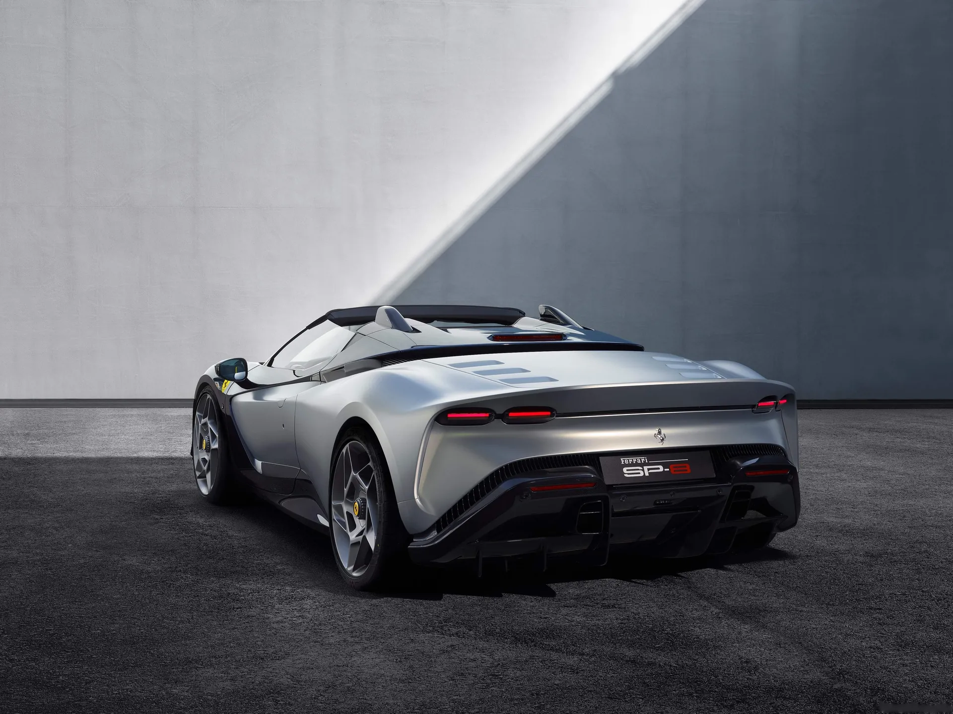 Ferrari SP-8 (2024) – zadní tříčtvrteční pohled