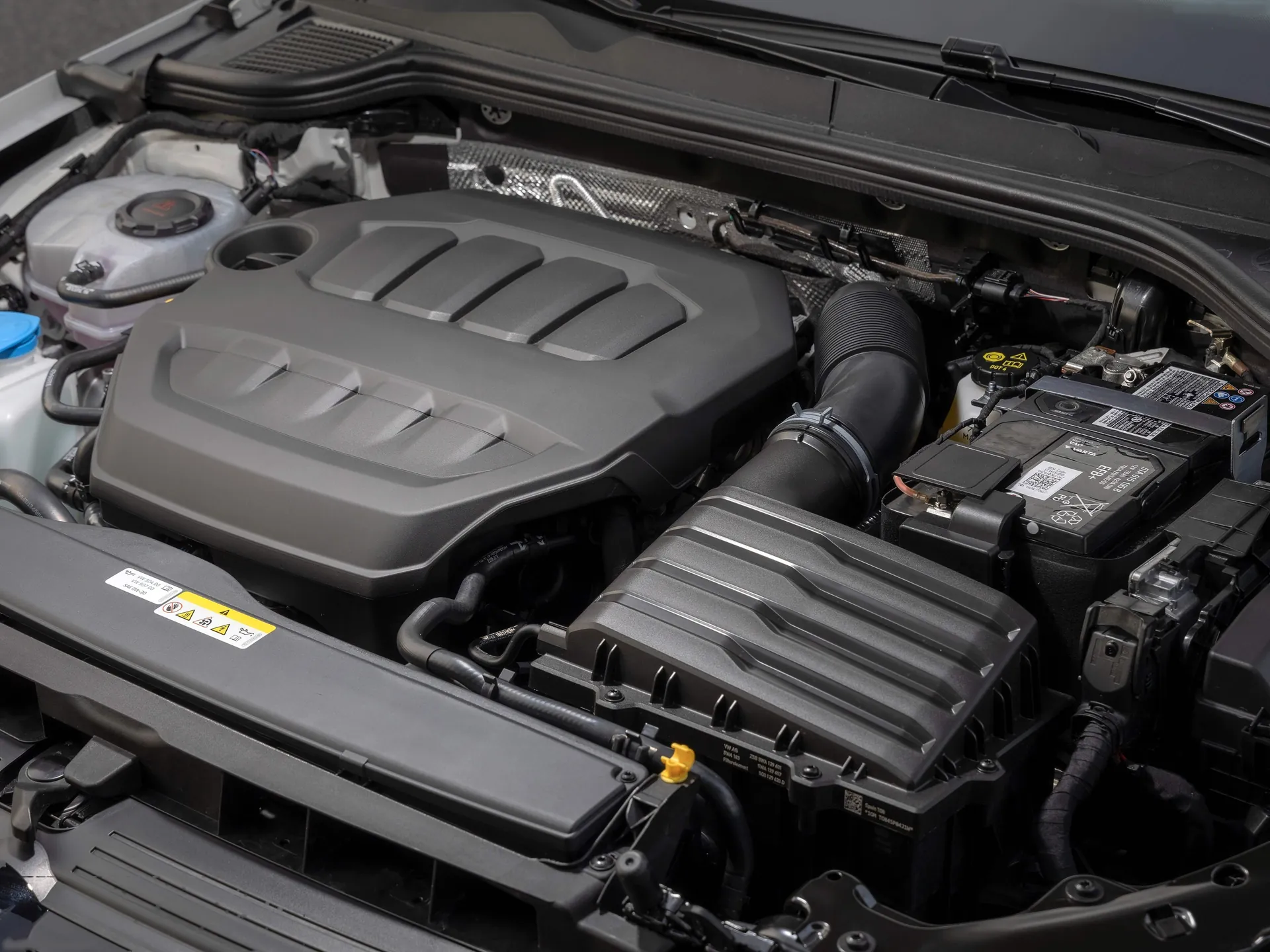 Volkswagen Golf R Estate (2022) – motorový prostor