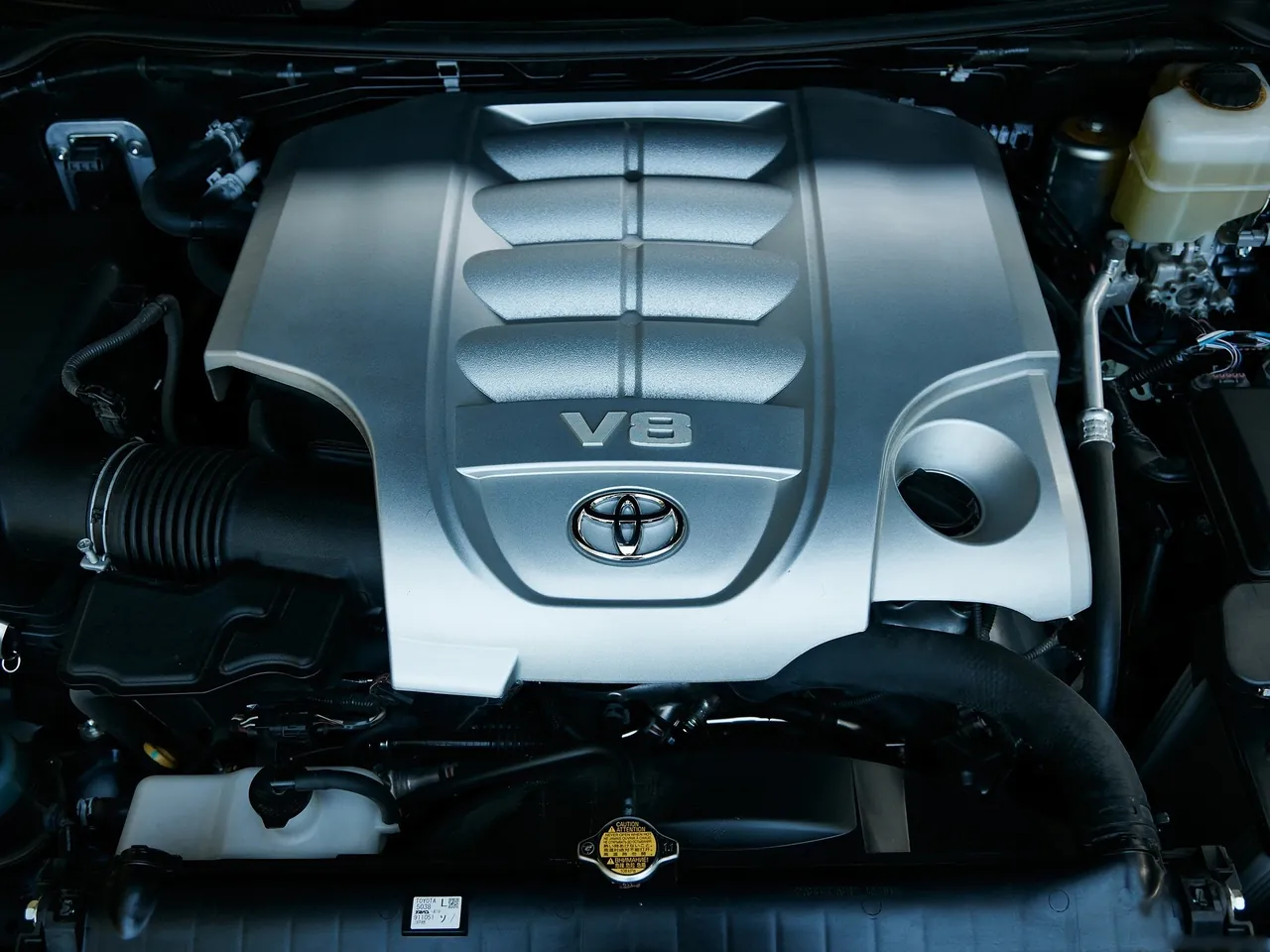Toyota Land Cruiser (2016) – motorový prostor