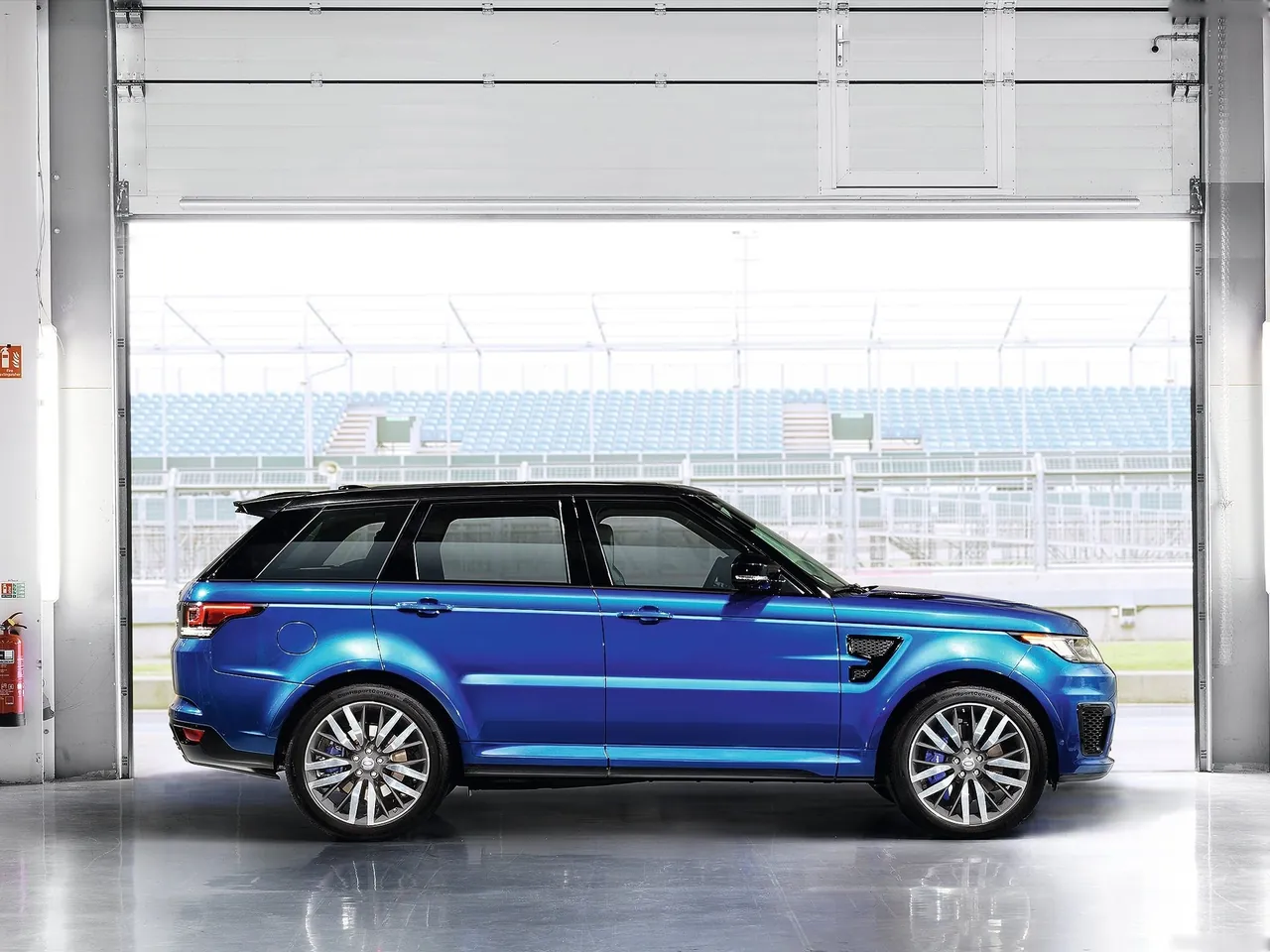 Land Rover Range Rover Sport SVR (2015) - Side Profile
