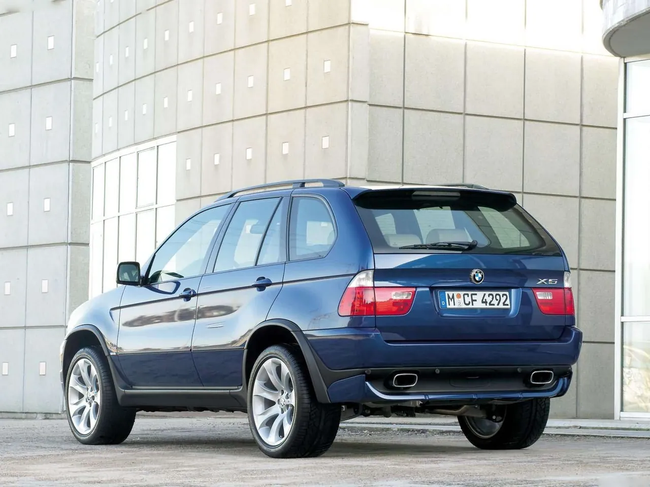 BMW X5 4.8is (2004) – zadní tříčtvrteční pohled