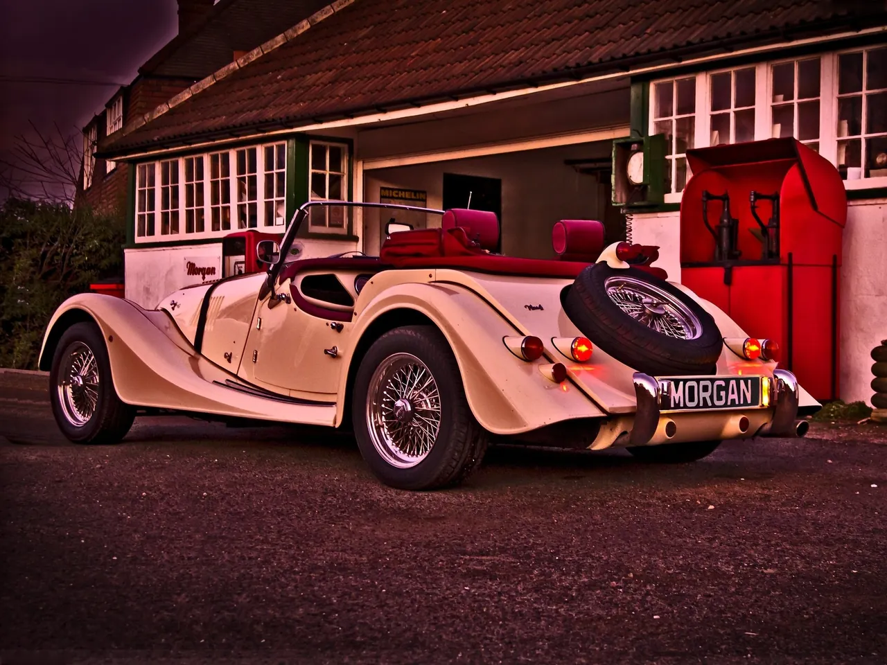 Morgan Plus 4 (2012) – zadní tříčtvrteční pohled
