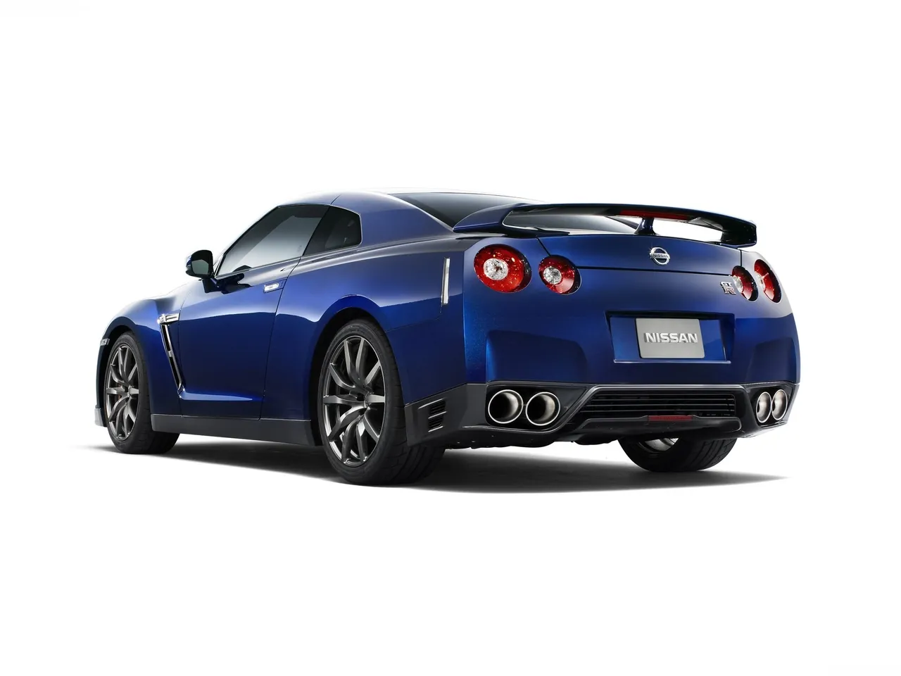 Nissan GT-R (2011) – zadní tříčtvrteční pohled