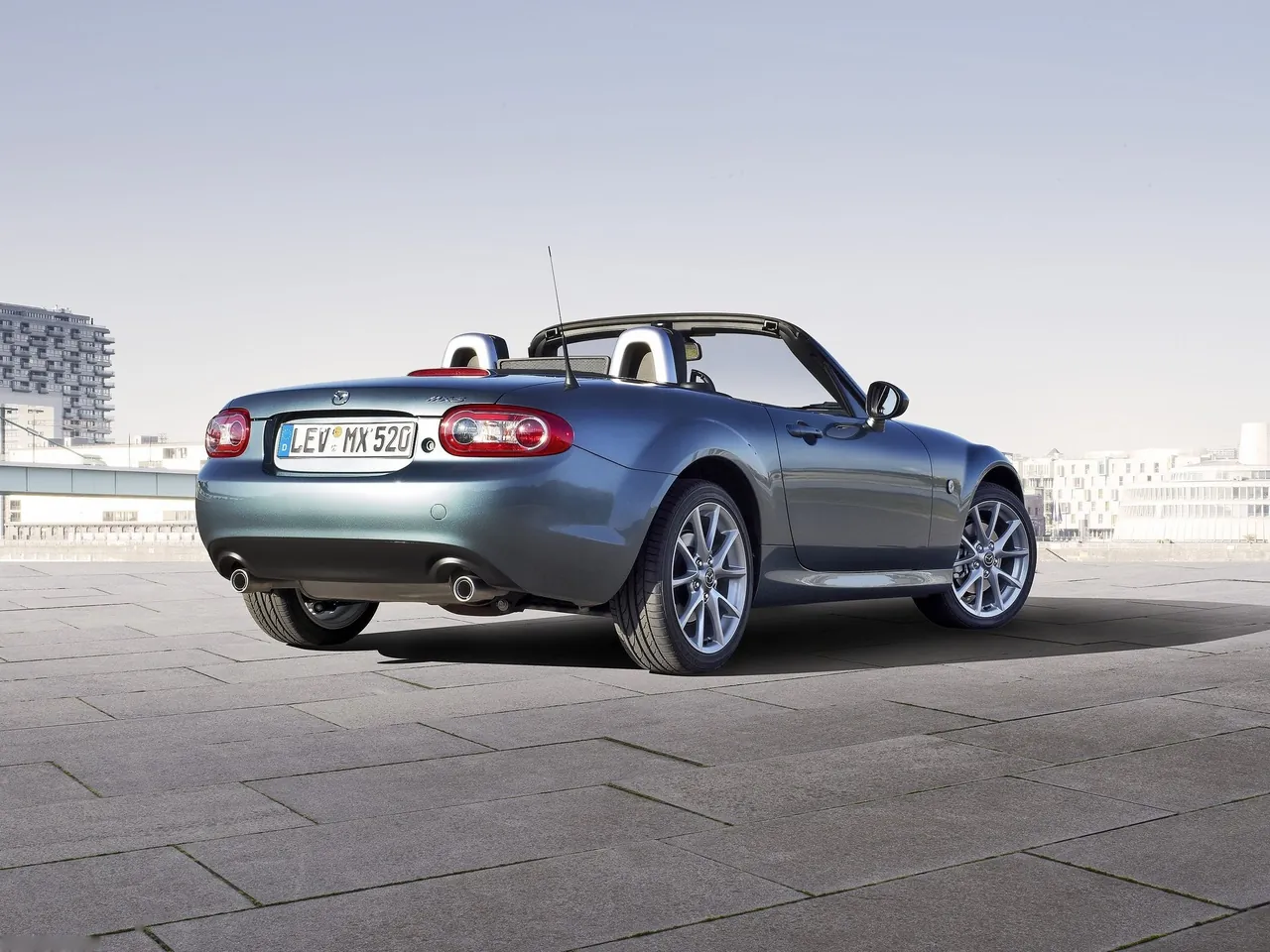 Mazda MX-5 (2013) – zadní tříčtvrteční pohled