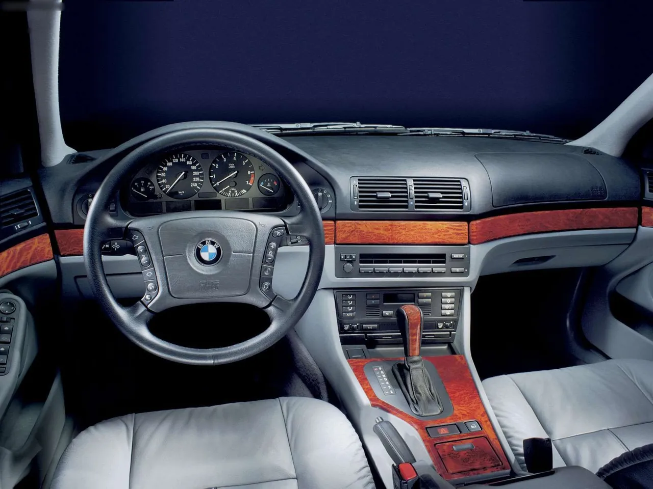 BMW 5 Series (2001) – interiér