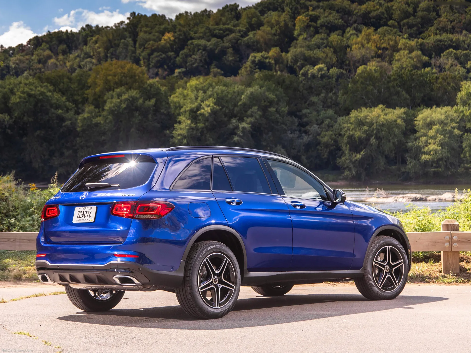 Mercedes-Benz GLC (2020) – zadní tříčtvrteční pohled