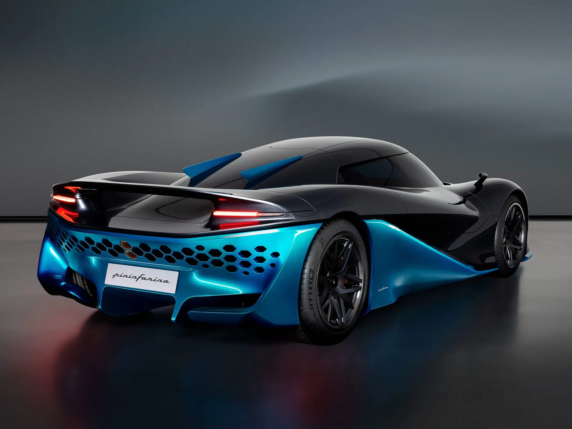 Pininfarina Viritech Apricale Concept (2022) – zadní tříčtvrteční pohled